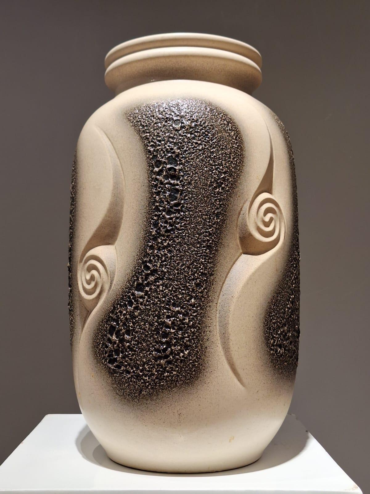 Faszinierende strukturierte Vase für Bay Ceramics (Keramik) im Angebot