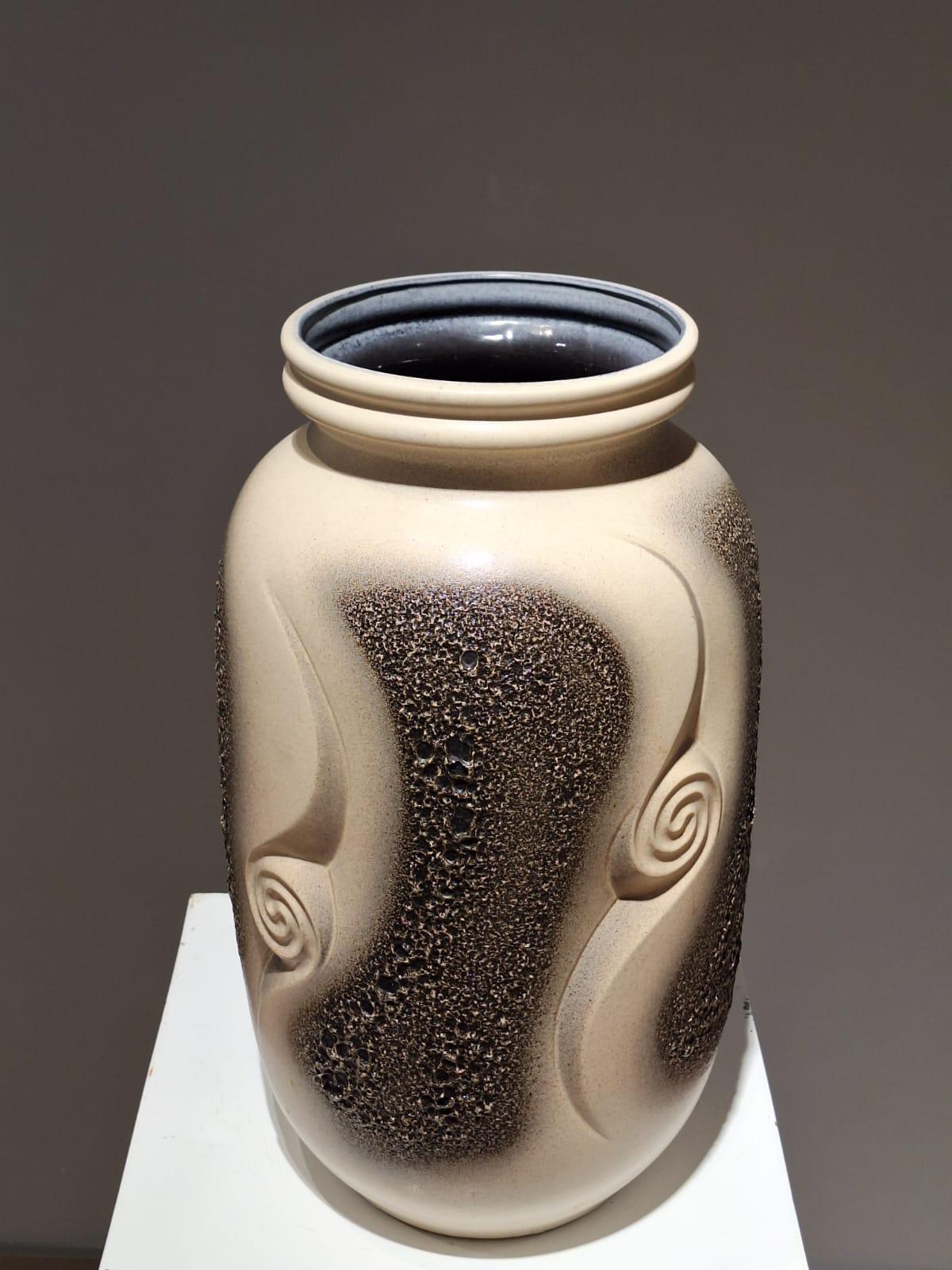 Faszinierende strukturierte Vase für Bay Ceramics im Angebot 3