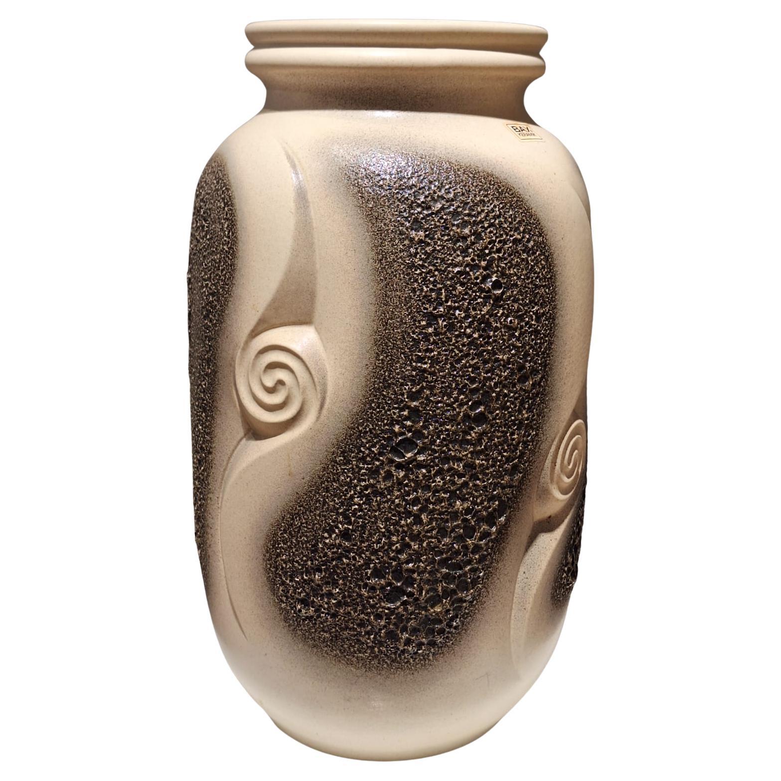 Faszinierende strukturierte Vase für Bay Ceramics im Angebot