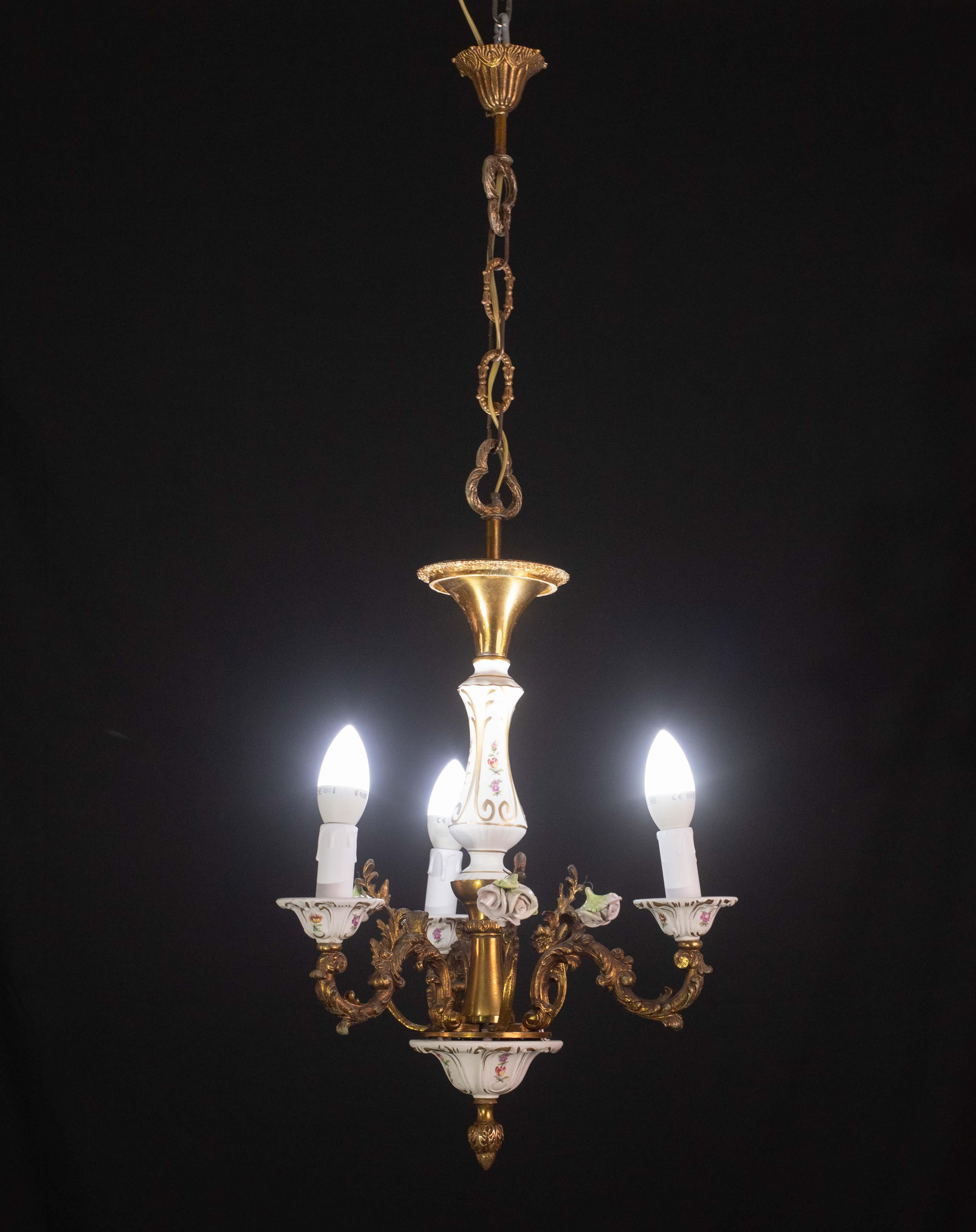 Fascinant lustre en céramique et laiton.

Le lustre est décoré de 3 fleurs en céramique, le cadre est en laiton, les céramiques du cadre sont décorées de magnifiques motifs floraux.

Le lustre a été entièrement restauré.

Hauteur avec chaîne 85