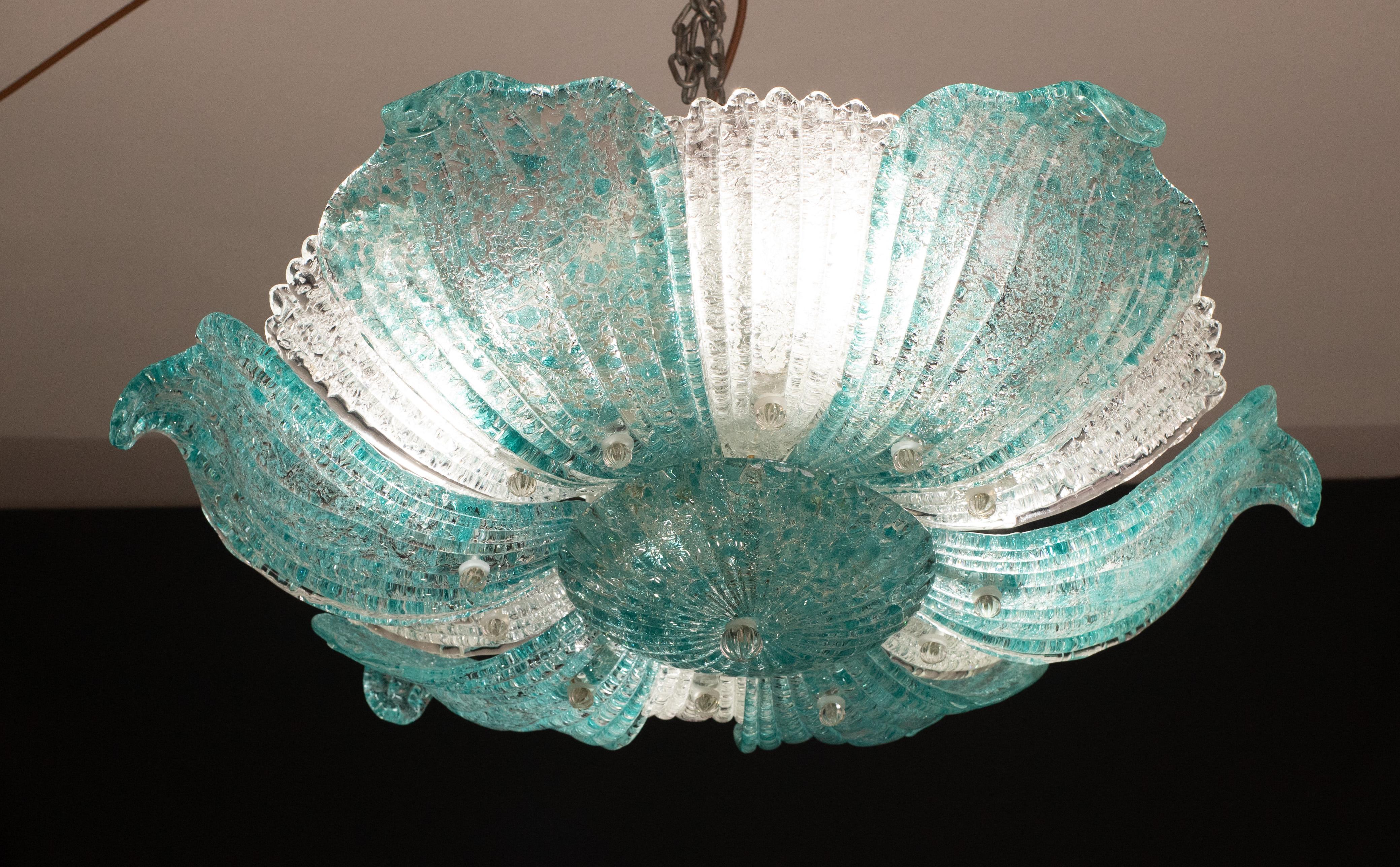 Elegante plafoniera vintage di Murano con acquamarina blu e foglie in vetro trasparente

Periodo: circa 1970.

La plafoniera è dotata di 4 luci E27 a norma europea.

6 foglie rosa, 6 foglie trasparenti.

Eccellenti condizioni vintage.