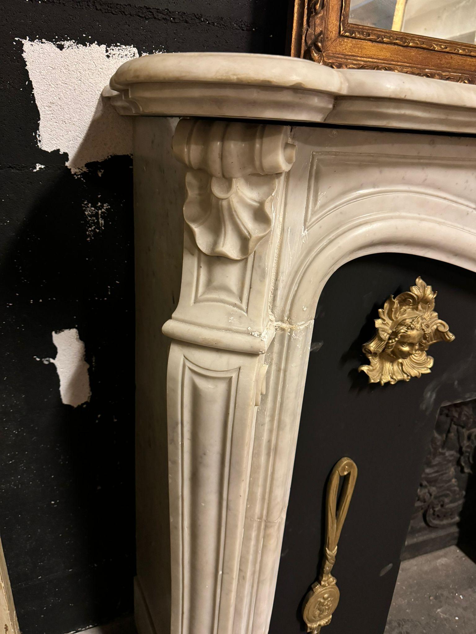 Fascinante cheminée en marbre blanc de Carrare, sculptée de coquillages, France Bon état - En vente à Cuneo, Italy (CN)