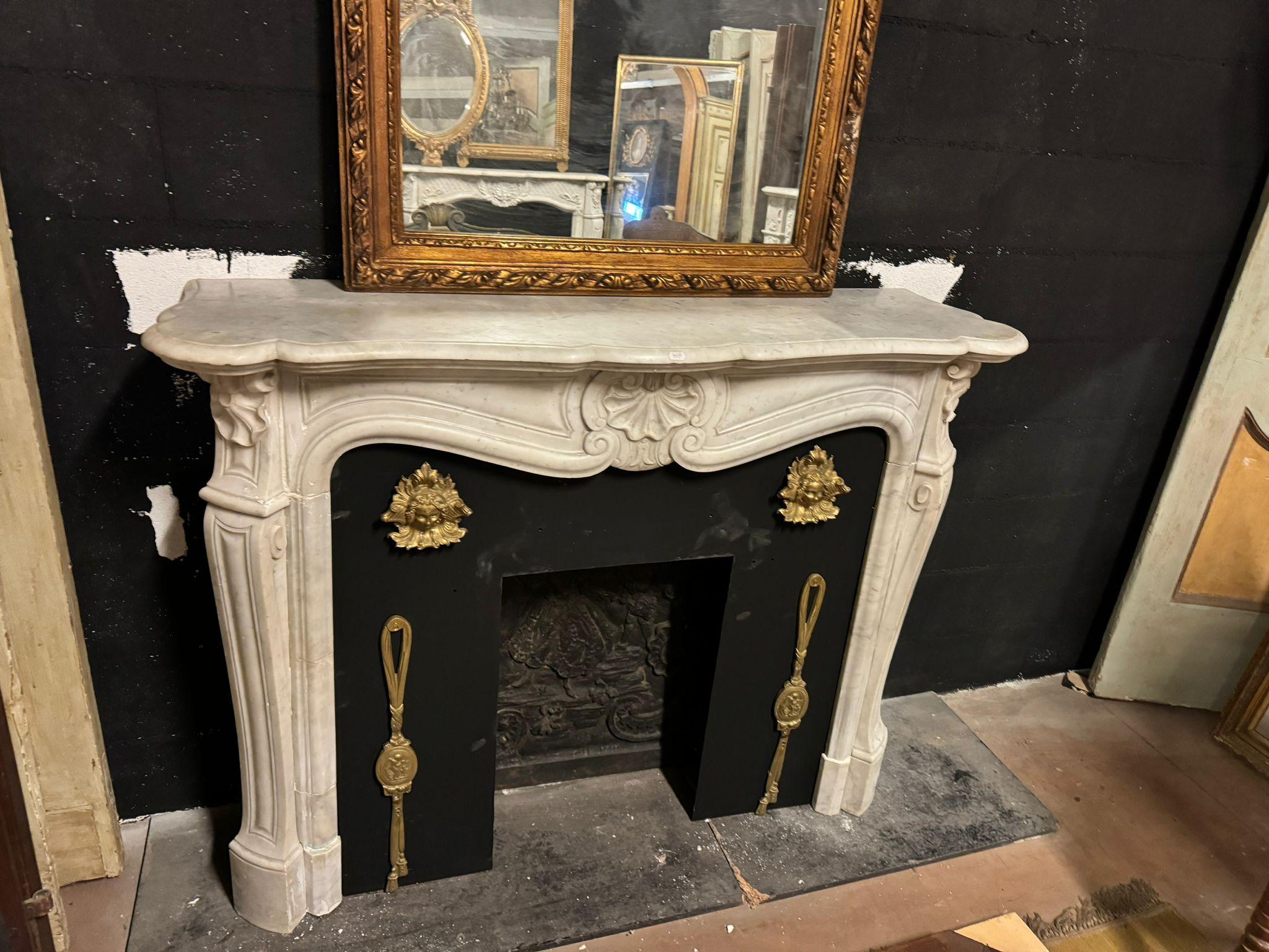 XIXe siècle Fascinante cheminée en marbre blanc de Carrare, sculptée de coquillages, France en vente