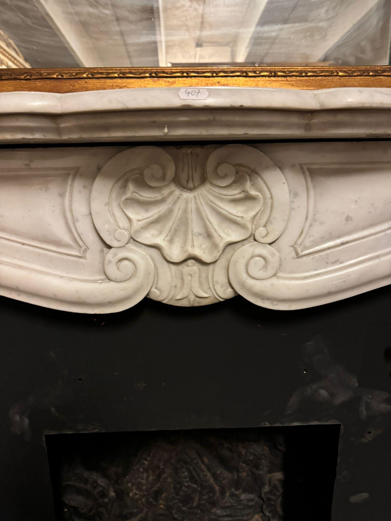Fascinante cheminée en marbre blanc de Carrare, sculptée de coquillages, France en vente 1