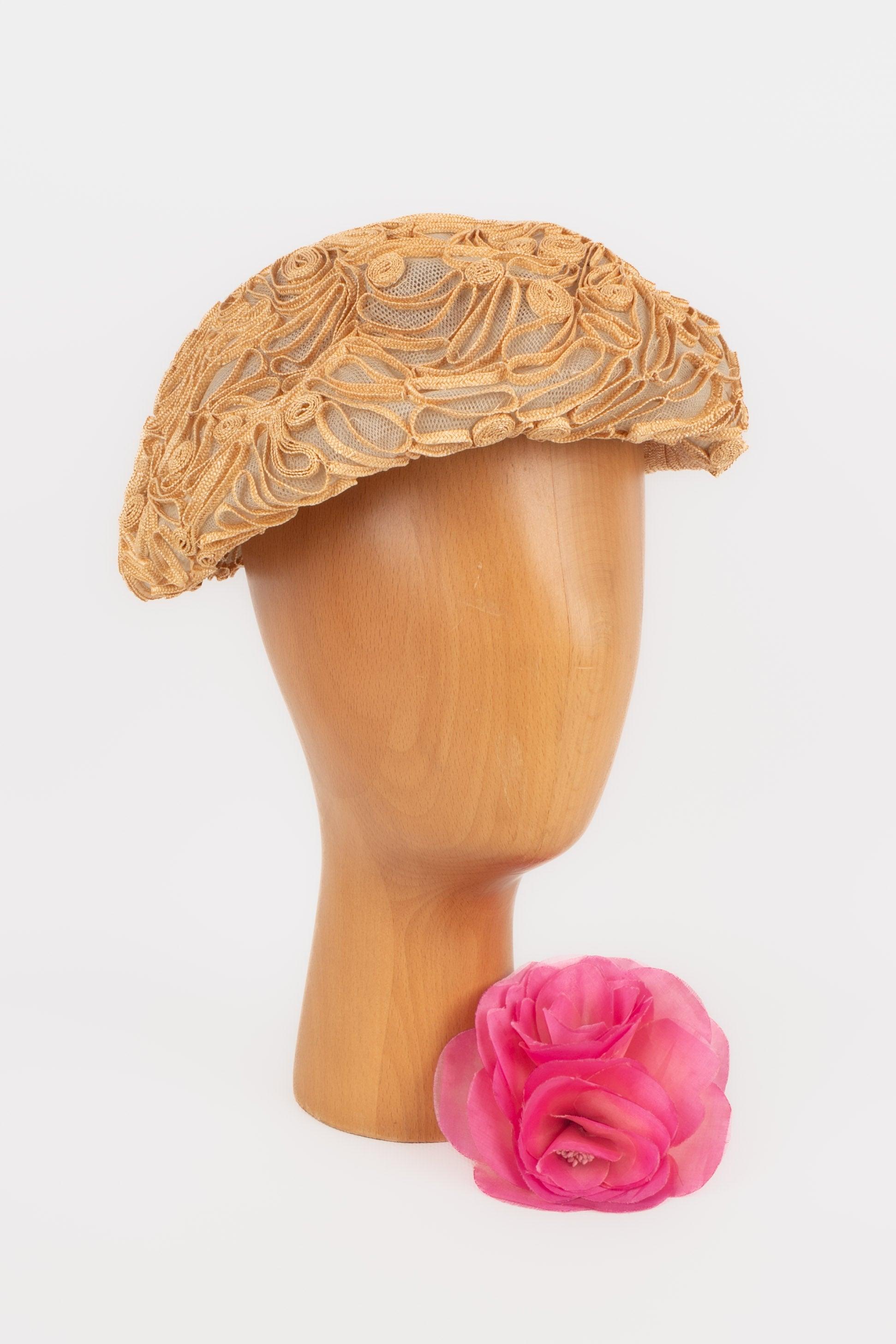 Sconosciuto - Cappello / fascinatore in tulle rigido e decorazione a nastro, degli anni '50.

Informazioni aggiuntive:
Condizioni: Ottime condizioni
Dimensioni: Circonferenza: 60 cm
Periodo: 20° secolo

Riferimento del venditore: CHP127