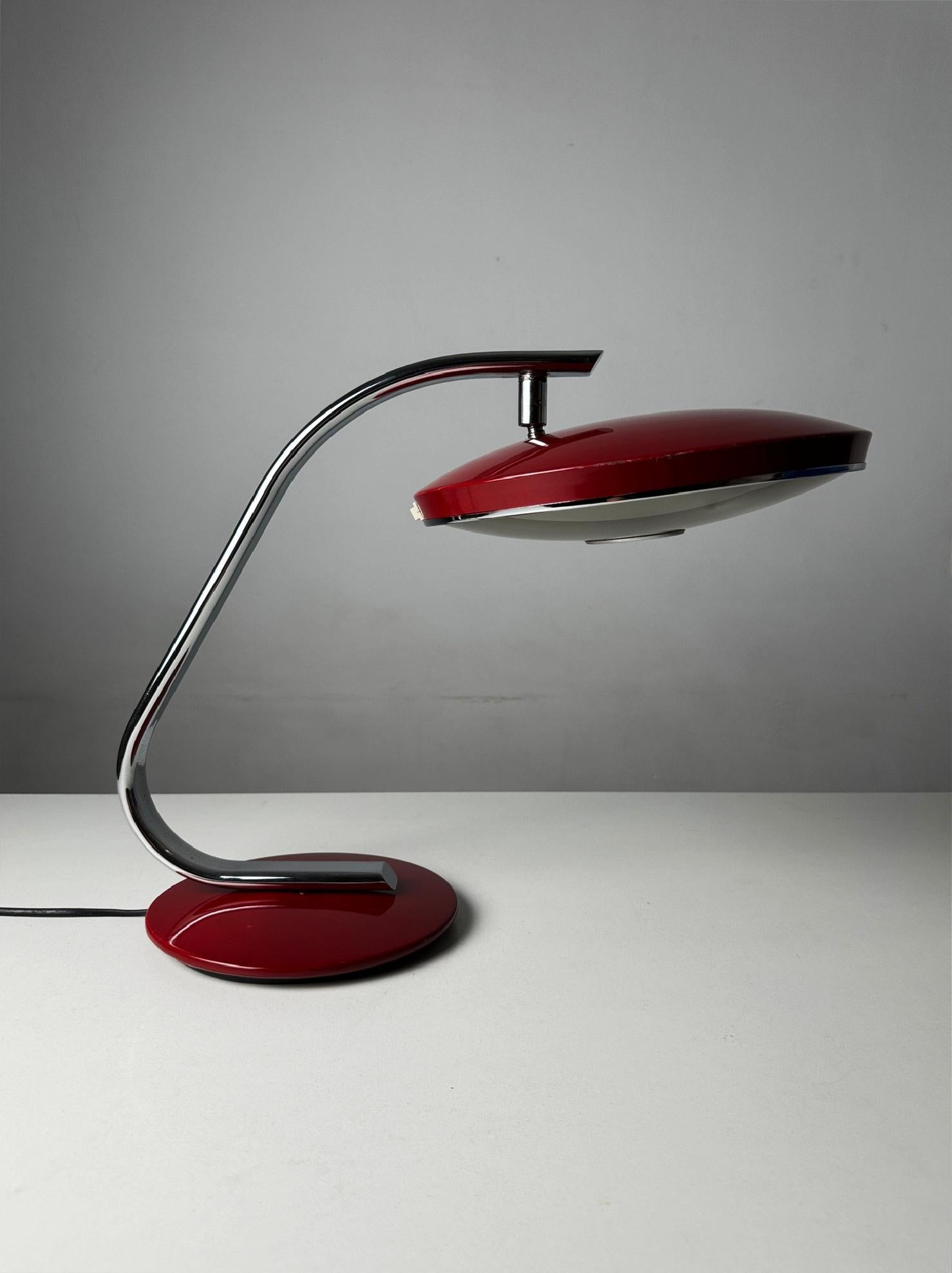 FASE 520C Table Lamp by Luis Perez de la Oliva: A 1976 Design Classic

The FASE 520C table lamp, designed by Luis Perez de la Oliva in 1976, is a standout piece from the renowned Spanish lighting manufacturer FASE. Known for its distinctive design