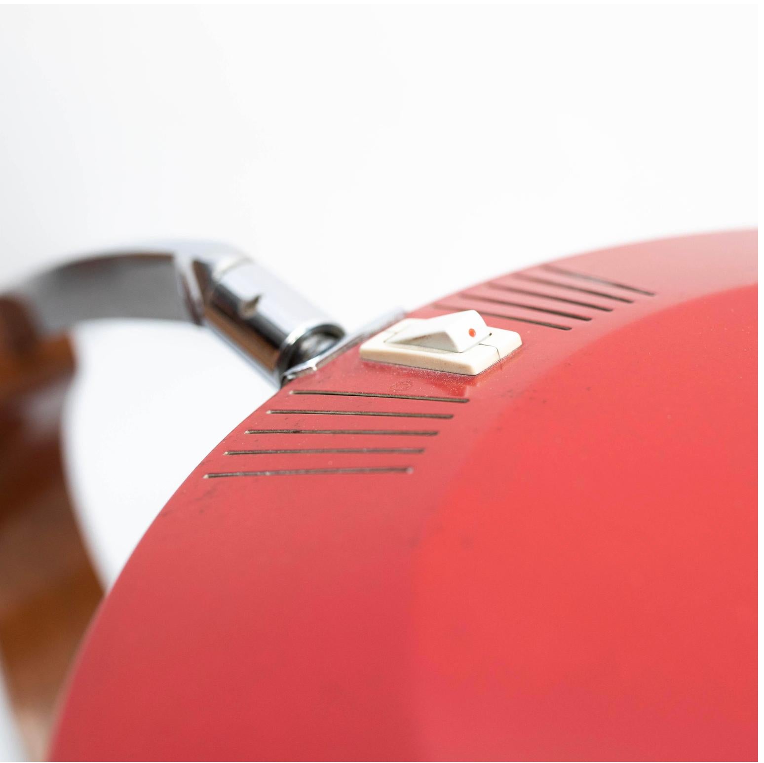 Lampada da tavolo Fase in alluminio e Wood: Un classico della modernità di metà secolo

Illumina il tuo spazio con l'eleganza e la semplicità di questa lampada da tavolo in alluminio e legno, progettata e prodotta da Fase in Spagna, intorno al 1960.