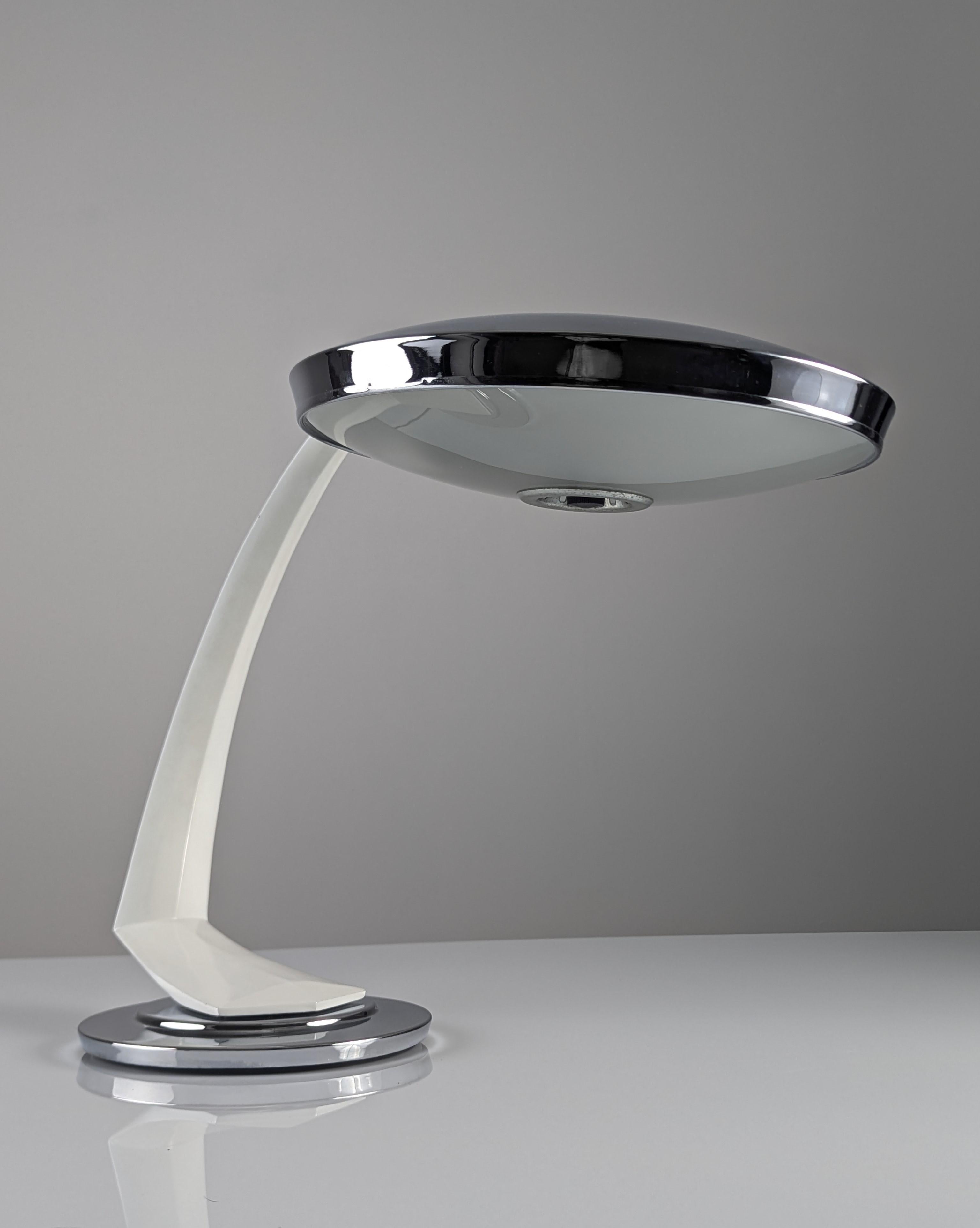 Die Leuchte Fase Boomerang 2000 in ihrer exklusivsten Version in Weiß und Chrom. Ein ikonisches Design, das 1968 von Luis Pérez de la Oliva für die renommierte Marke Fase entworfen wurde.