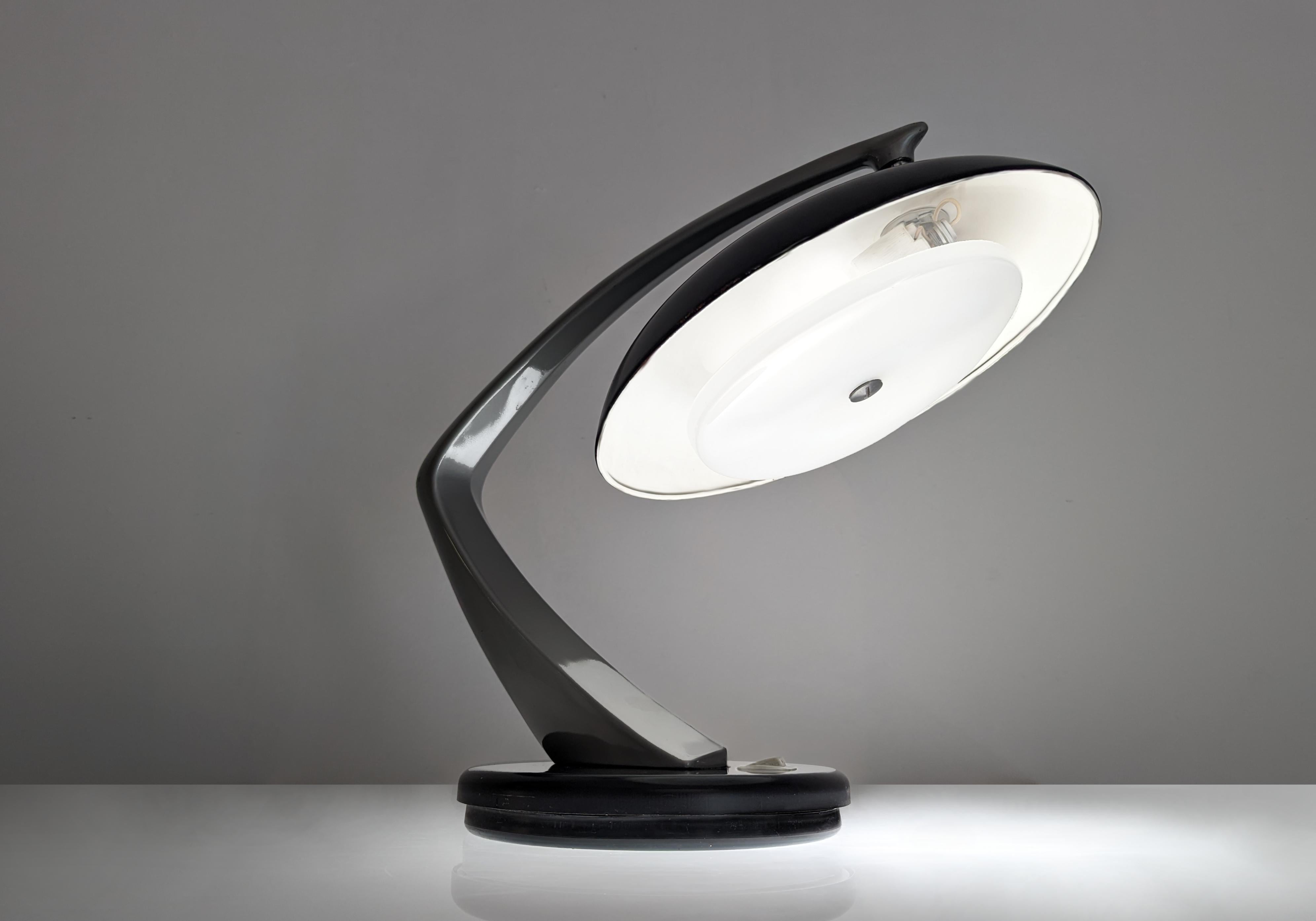 Fantastische Leuchte Boomerang 64, hergestellt von FASE und entworfen von Luis Pérez de la Oliva und Pedro Martín García im Jahr 1964, elegantes Modell in Schwarz und Grau, mit einem verstellbaren, schwenkbaren Schirm, der uns erlaubt, mit