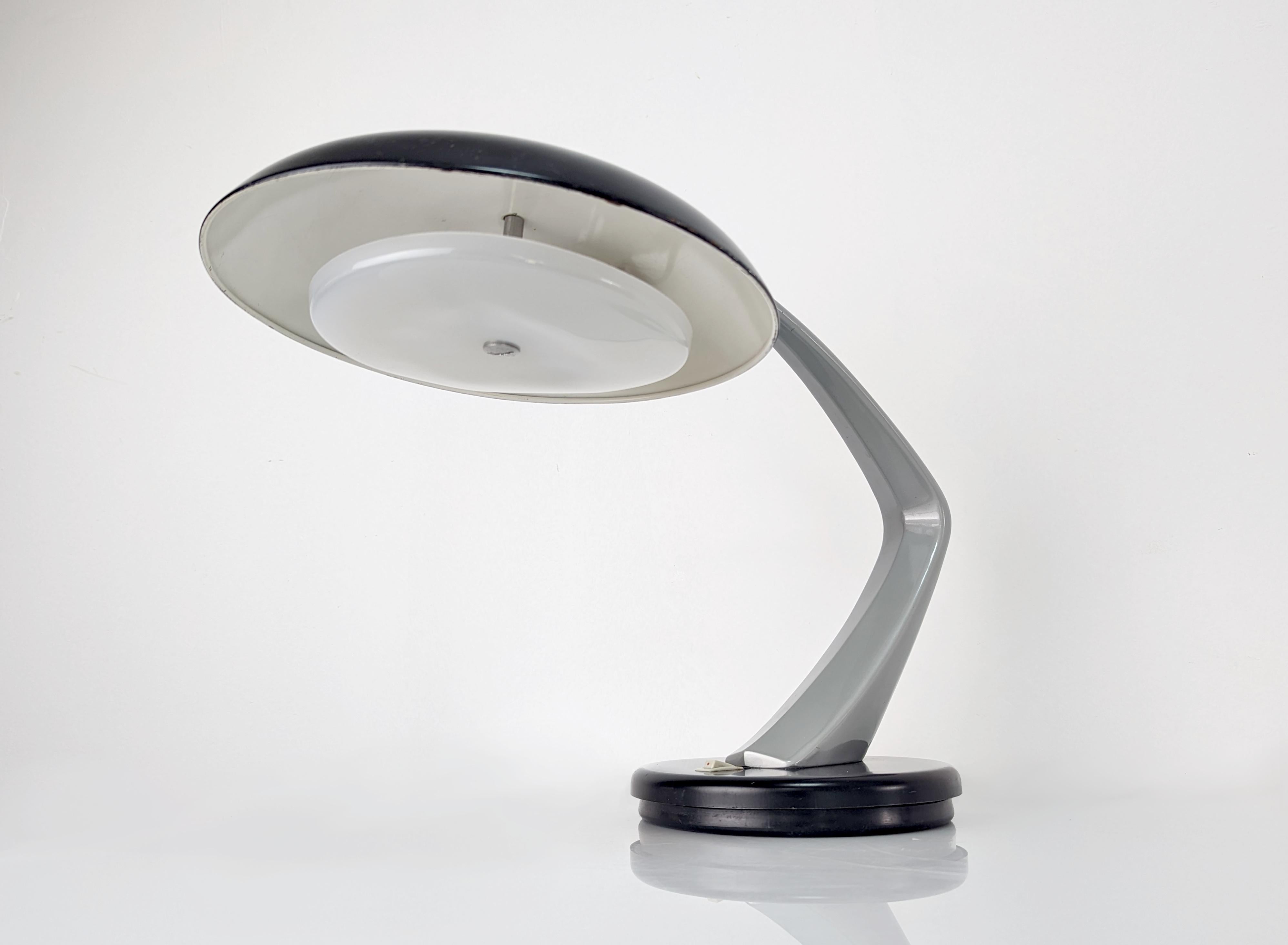 Métal Lampe de table Fase Boomerang, années 1960 en vente