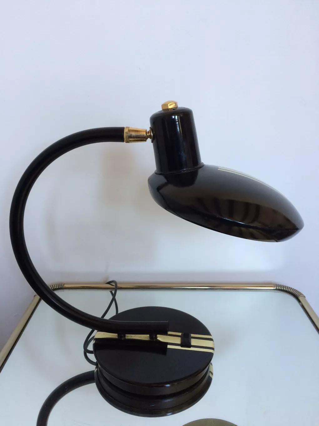 This superb Fase lamp from the 60s is in very good condition. Its curves are superb and its adjustable head. A very beautiful product that will not fail to illuminate your interior!