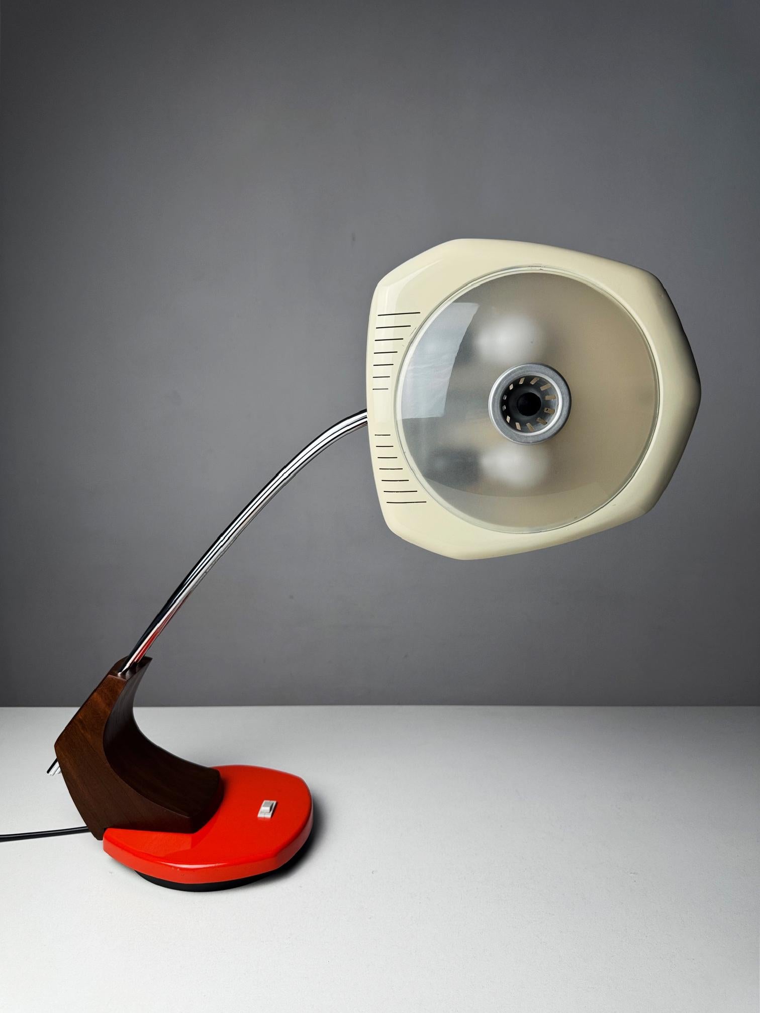 La lámpara Fase FALUX es una pieza icónica del diseño de iluminación moderna de mediados de siglo, producida por la empresa española Fase y diseñada por Luis Perez de la Oliva y Pedro Martin. Fase, fundada en Madrid a principios de los años 60, se