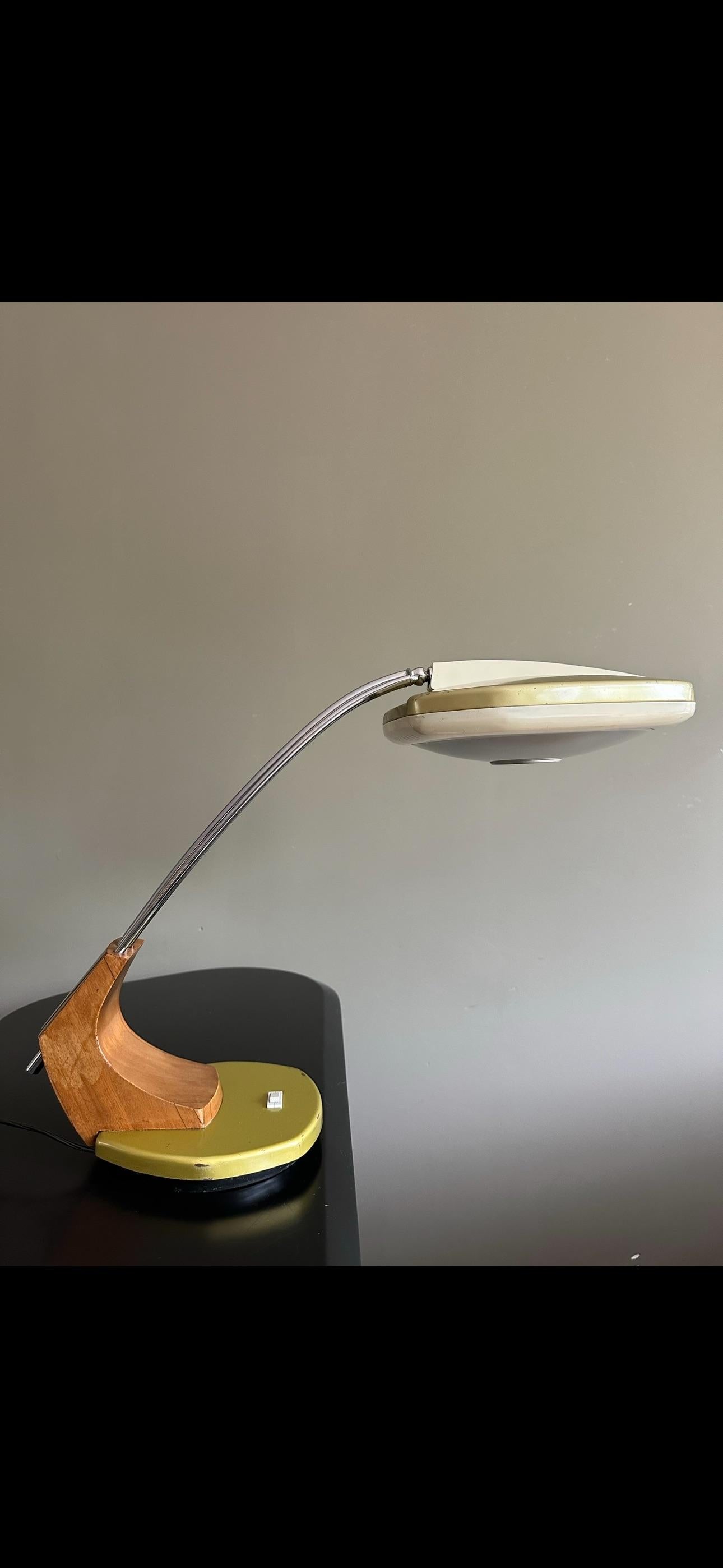 Lámpara Fase muy especial, modelo FALUX en oro, blanco, roble y cromo.

La lámpara enciende la base.
Difusor original.
Base de madera.

¡Precioso!

Altura 45 cm
Profundidad 65 cm
Anchura 28 cm

En buen estado vintage, con muy poco desgaste.