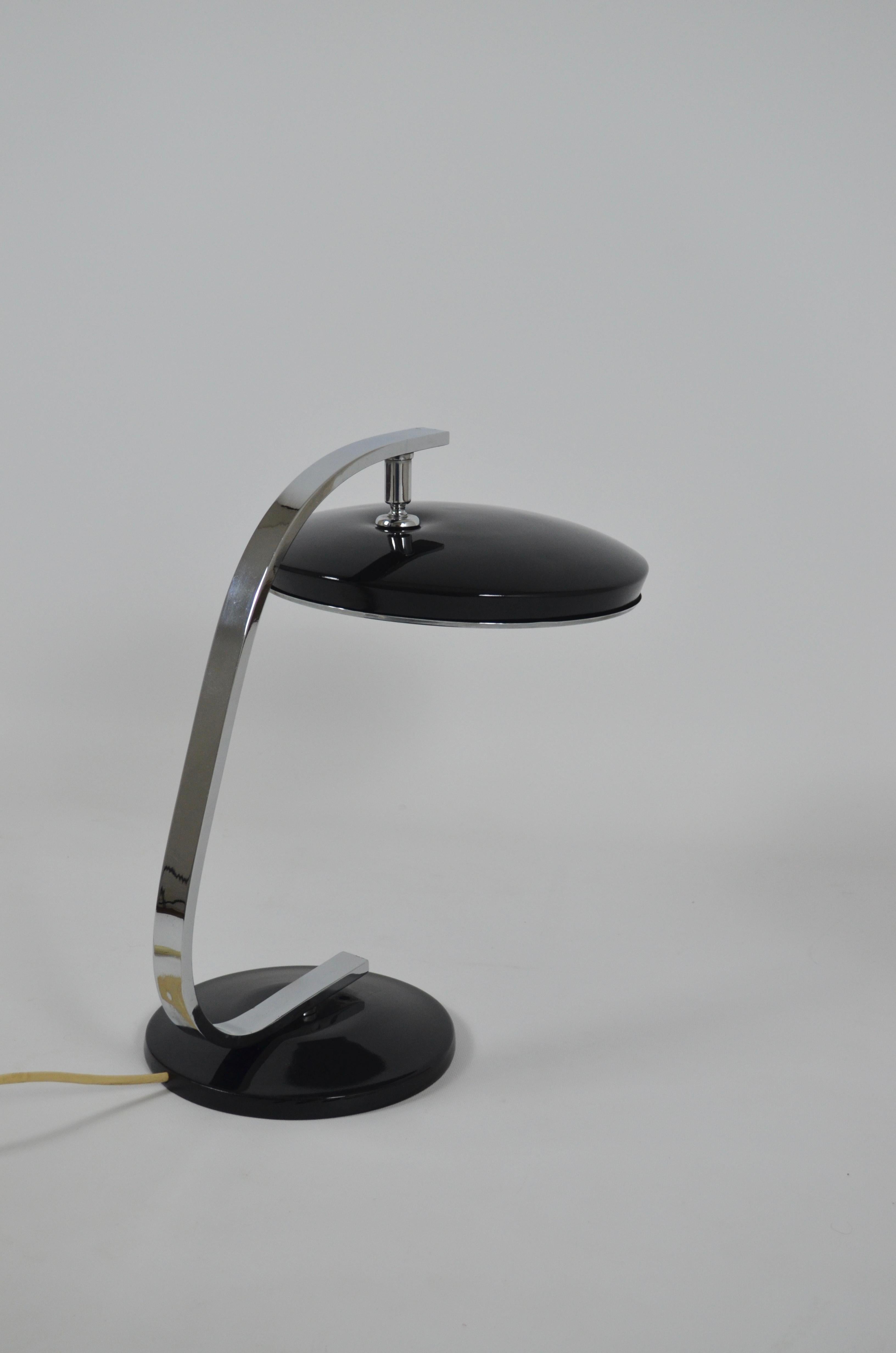Superb FASE lamp.
Complete with its glass diffuser.
The arms and other chrome elements are in very good condition.
The black lacquered reflector is adjustable.
Elegant and practical.
Model made in Spain in the 60s/70s
