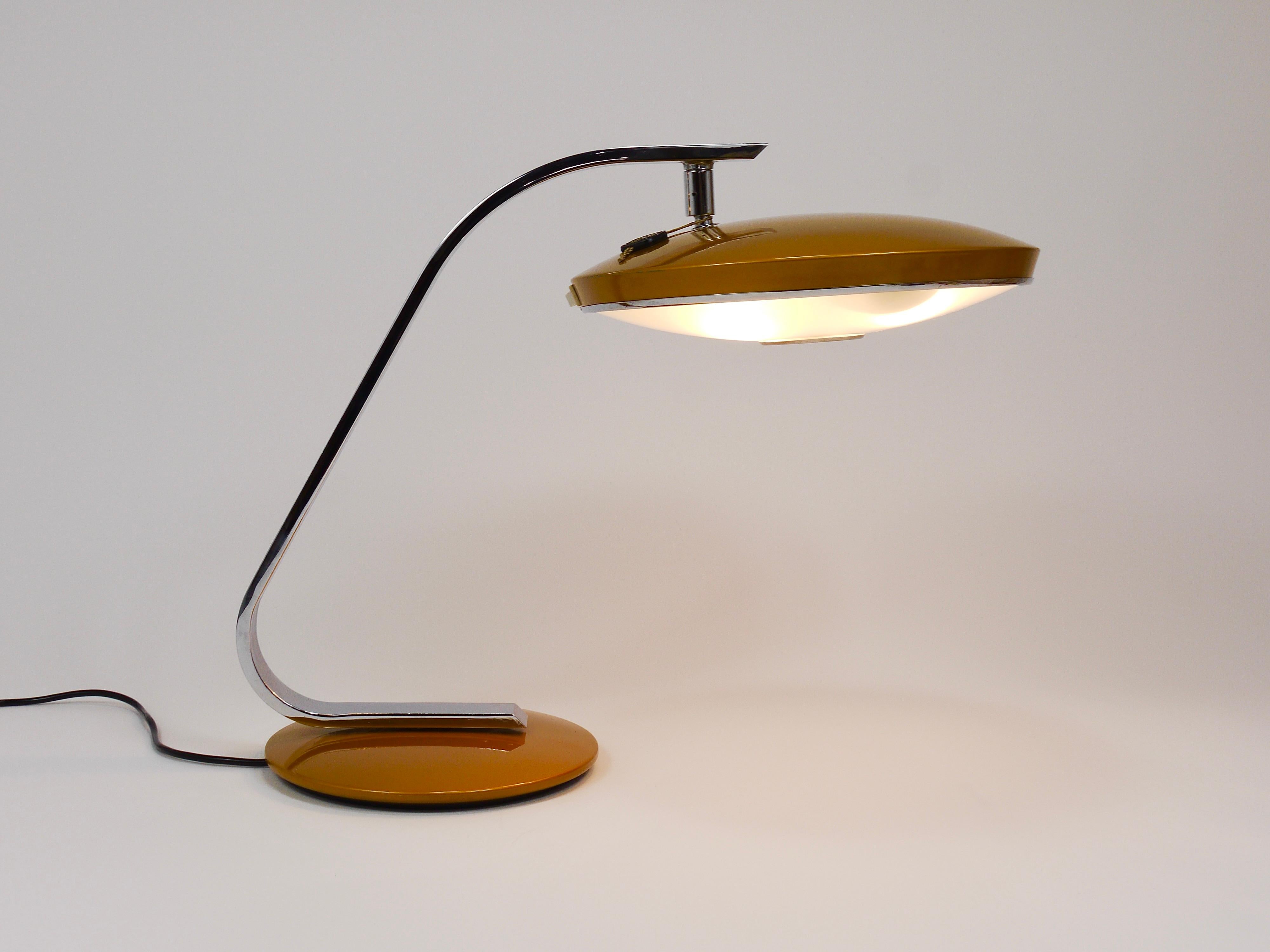 Un'elegante lampada da scrivania, da tavolo o laterale dorata e cromata del Mid-Century degli anni '70 - Model No. 520, disegnata da Luis Pérez de la Oliva e prodotta dal rinomato produttore di illuminazione spagnolo Industrias Fase a Madrid,