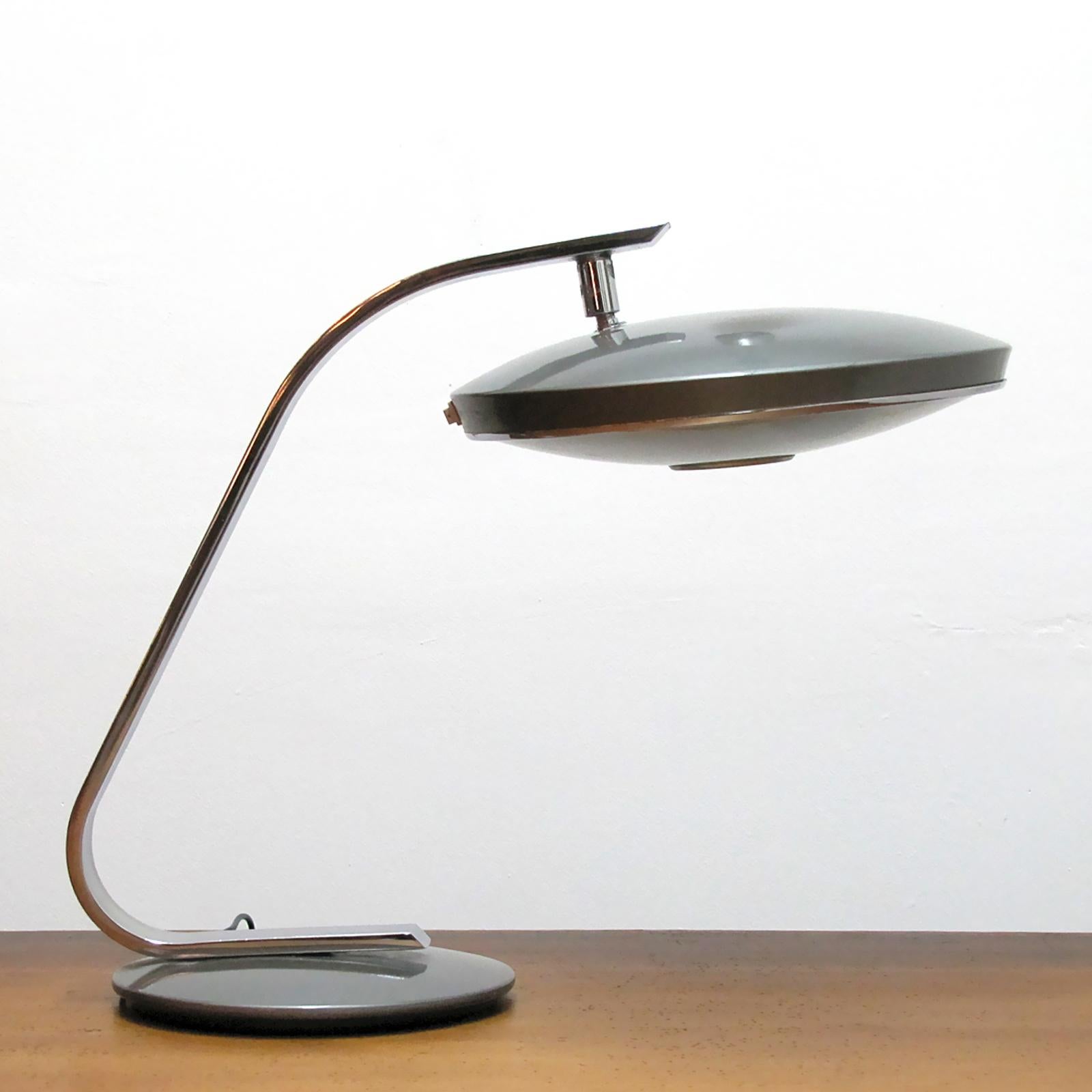 Elegante Schreibtischlampe 'Model 520 C' aus verchromtem und emailliertem Metall von Pedro Martin für Fase Madrid, Spanien, mit schwenkbarem Kopf, zwei Glühbirnen hinter originalem Glasdiffusor, Ein-/Ausschalter am Lampenschirmrand, verkabelt nach