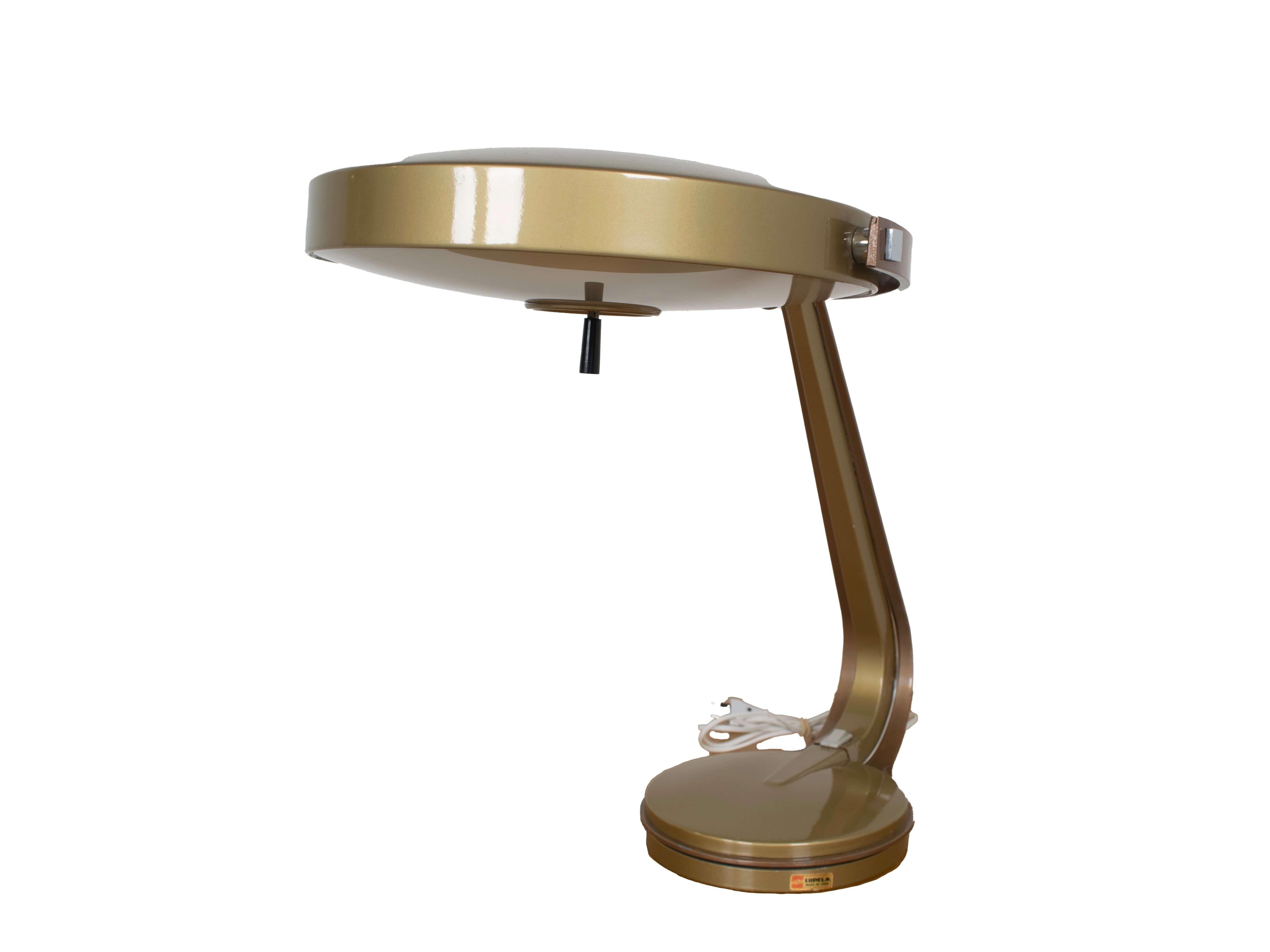 Stunning Fase Madrid ‘Lupela Rey’ table lamp, Spain 1960s. This bronze colored lamp is made of acrylic and metal. The shade of the lamp is flexible to move. It has a white button on the foot. The lamp is clearly marked with a sticker on the foot. It