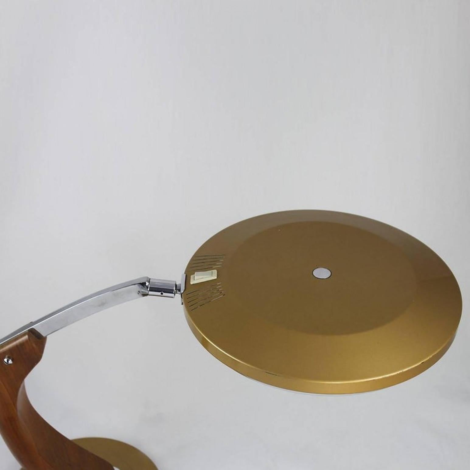 A beautiful midcentury Spanish desk lamp from Fase Madrid from the 1960s. The Spanish lighting manufacturer Fase was established in Madrid in 1964 by Industrial designer Pedro Martín.

Lamp manufactured by fase with fot in oak part in brass and