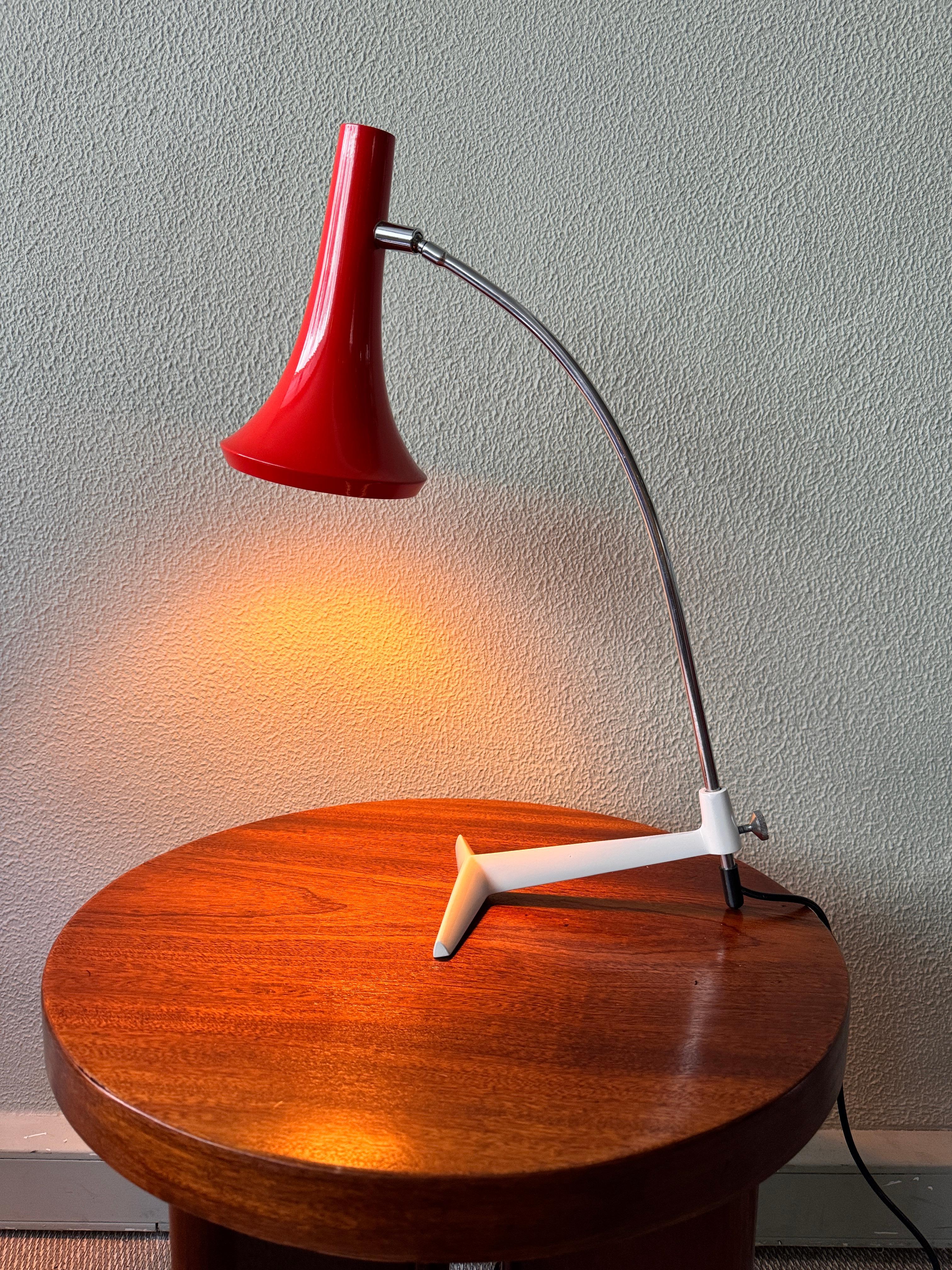La lampe de table Hada, conçue par Carmen Ramos Flore pour Fase en 1971, est une pièce remarquable de l'éclairage espagnol. Sa forme et sa fonctionnalité uniques reflètent l'esprit novateur du design moderne du milieu du siècle dernier. Cette lampe