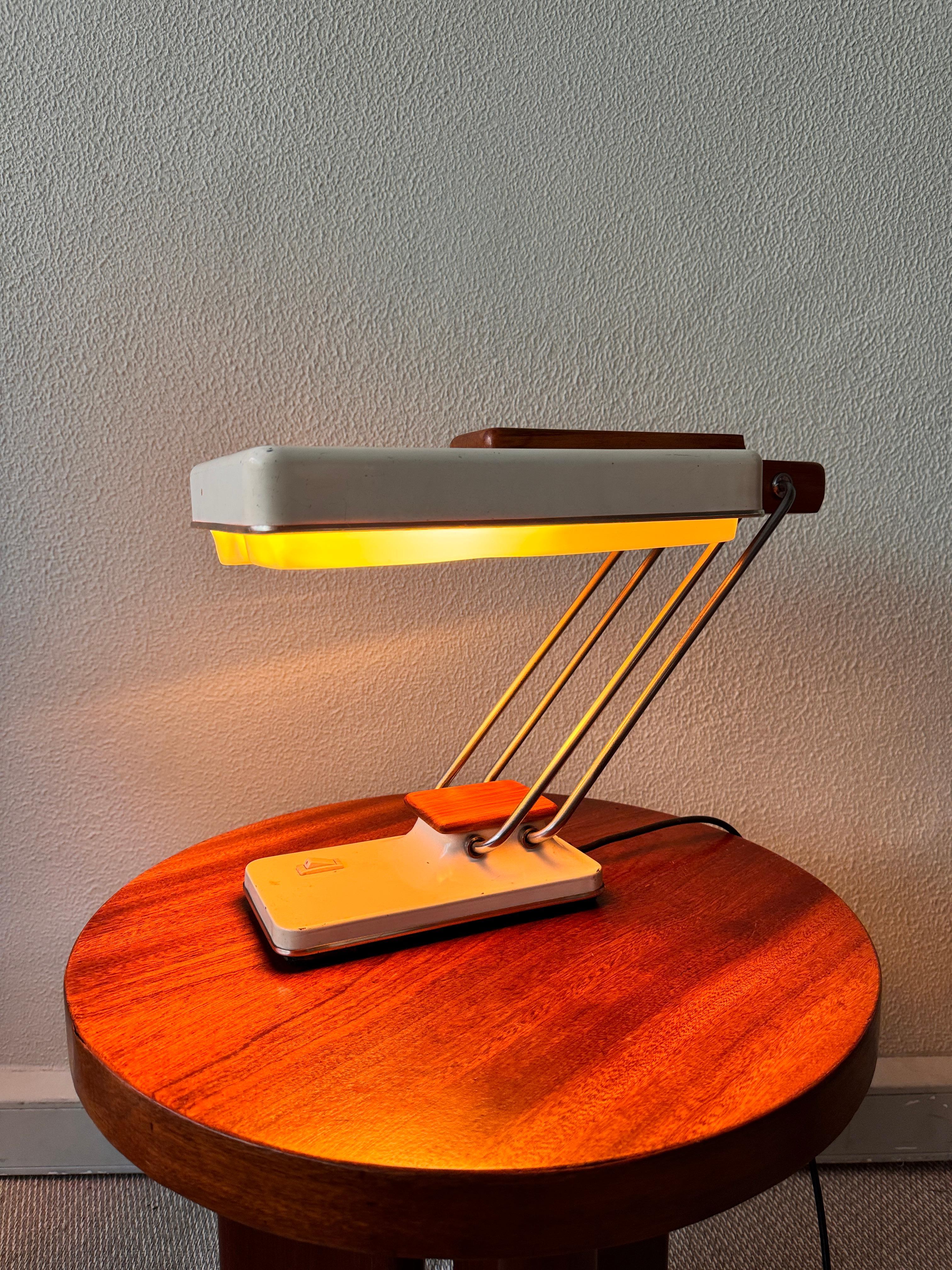 Fase Madrid modèle PARALEX par Tomás Diaz Magro 1960's Espagne

La lampe de table Paralex, conçue par Tomás Díaz Magro et produite par Fase Madrid, est un design frappant à l'esthétique industrielle qui incorpore de manière transparente des éléments
