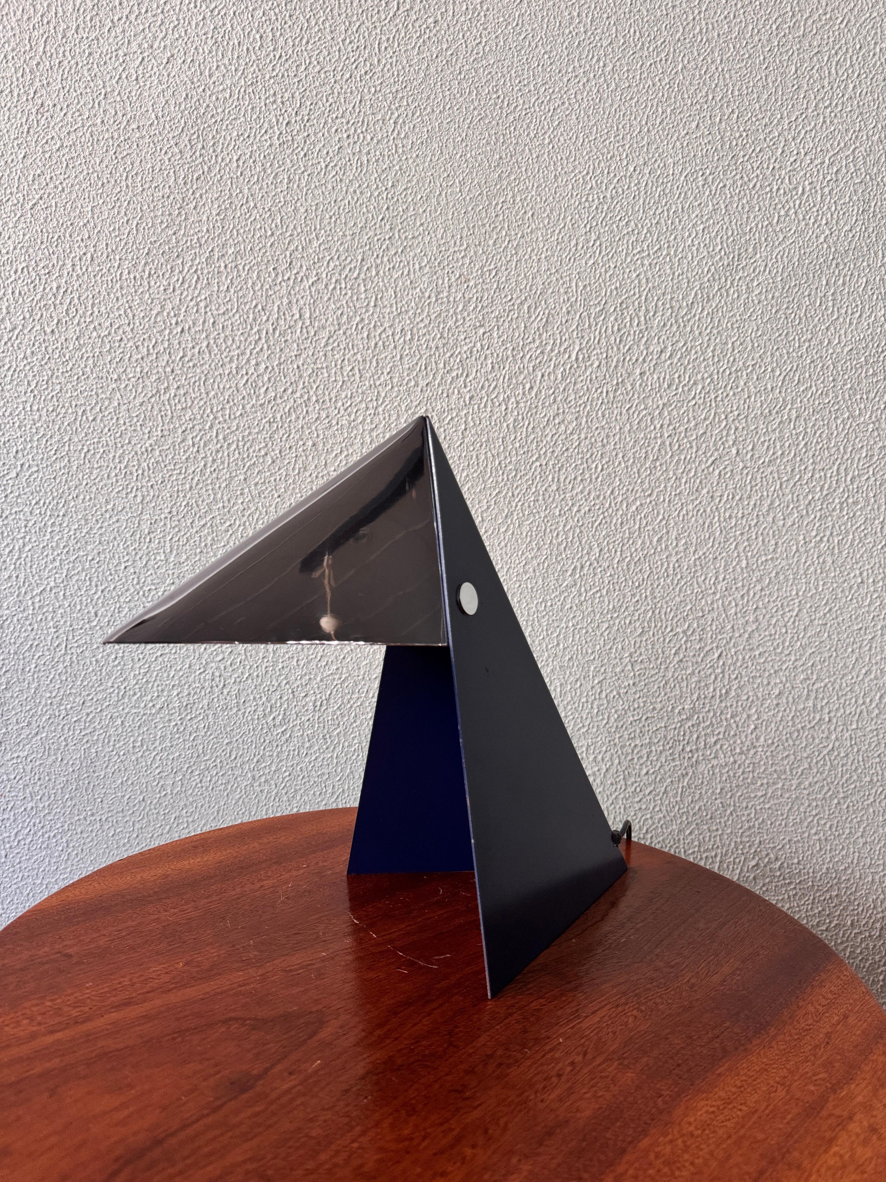 Fase Madrid Lampe de table modèle PAJARITA 1974

La lampe de table Pajarita, produite par Fase Madrid en 1974, est un design frappant et hautement sculptural qui incarne la créativité et l'ingéniosité de l'éclairage espagnol du milieu du XXe siècle.