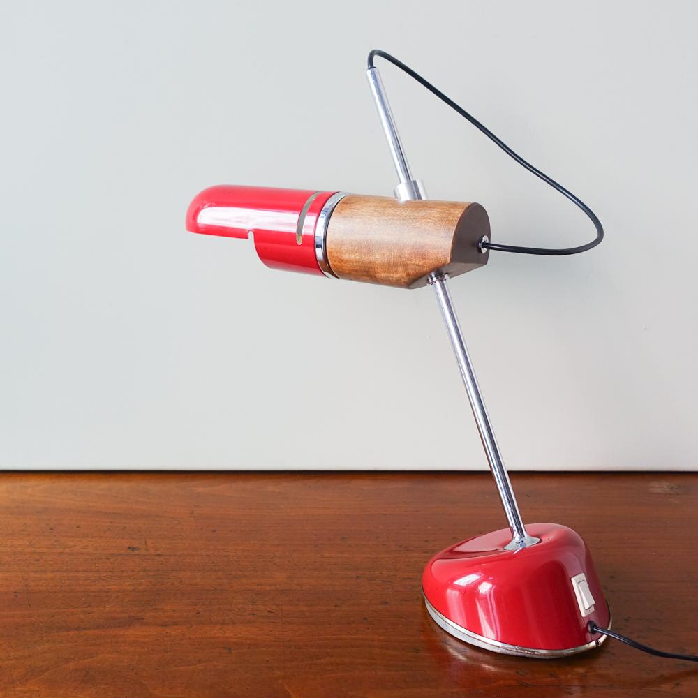 This table lamp, designed by Tomás Díaz Magro for Fase in 1969, is a remarkable example of Spanish mid-century modern lighting. Known for its inclined stem, this model was patented by Industrias Fase in 1969 and has since become one of the brand's