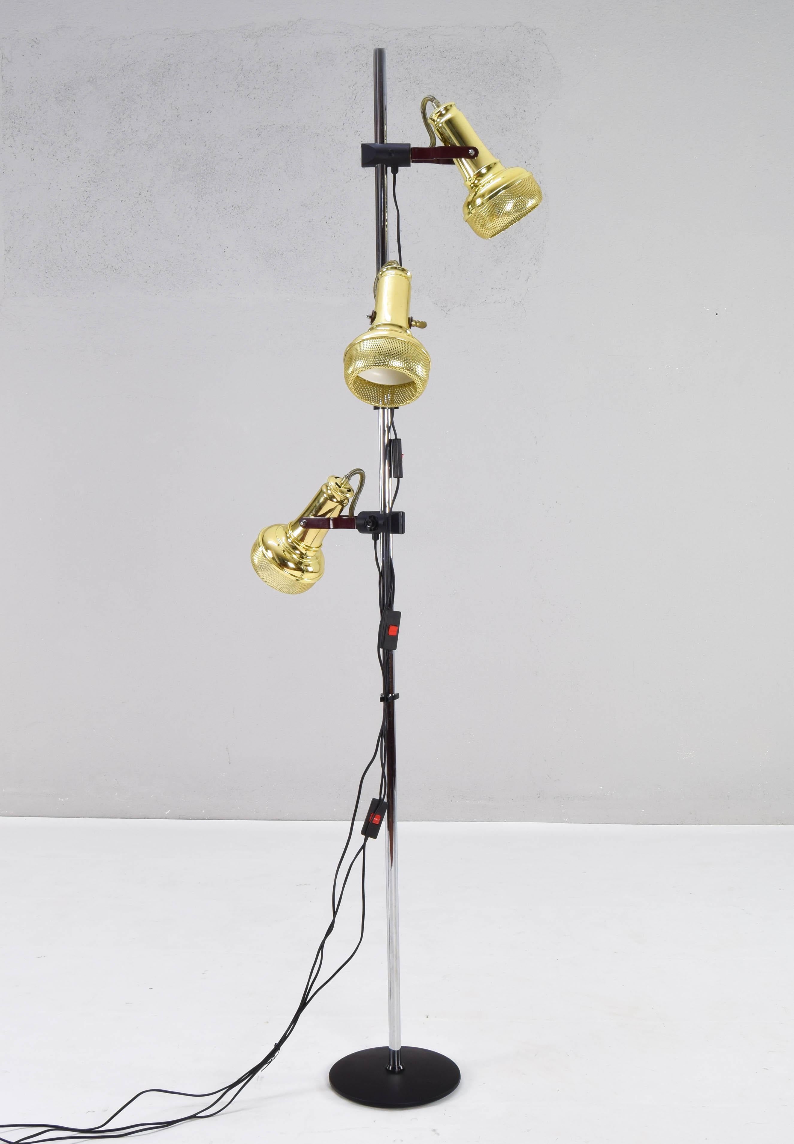 Floor lamp with three independent and adjustable lighting sources from the prestigious Spanish brand FASE.
The spotlights of this curious and fun lamp are shaped like microphones and are finished in golden brass.

Although it shows normal signs