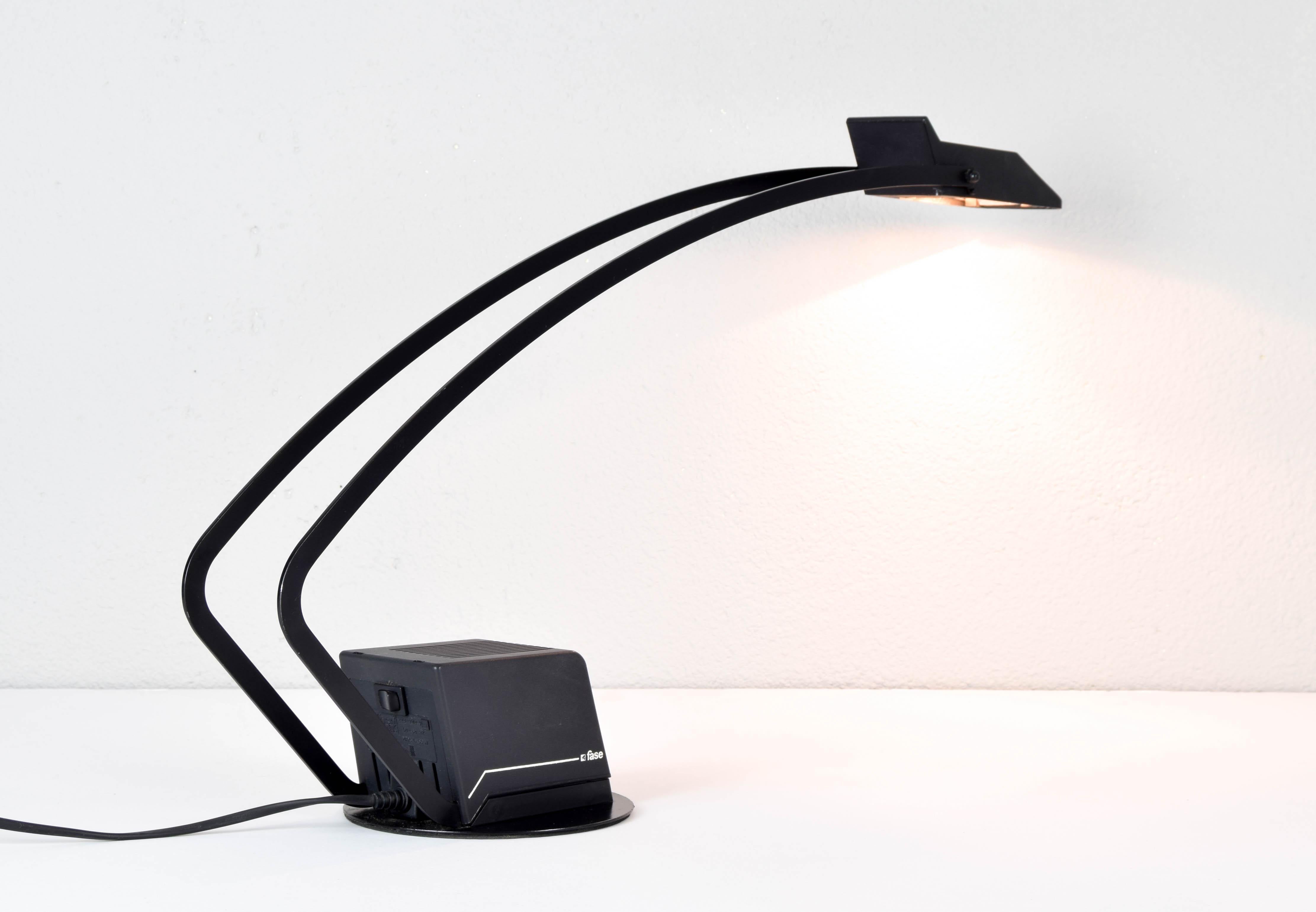 20ième siècle Lampe de bureau de style mi-siècle moderne Nutria, modèle Fase, Espagne, 1980 en vente