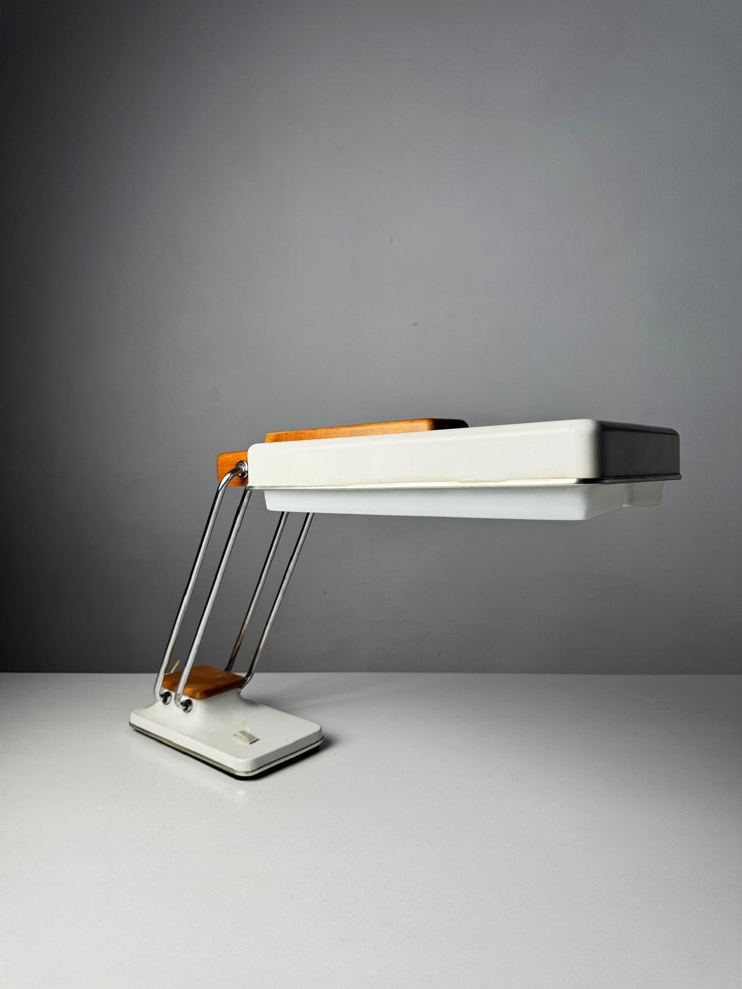 The Fase Paralex table lamp, designed by Tomás Díaz Magro in the 1960s, is an exquisite piece of Spanish design. Manufactured by Fase, a company celebrated for its cutting-edge lighting innovations, this lamp exemplifies the brand’s dedication to