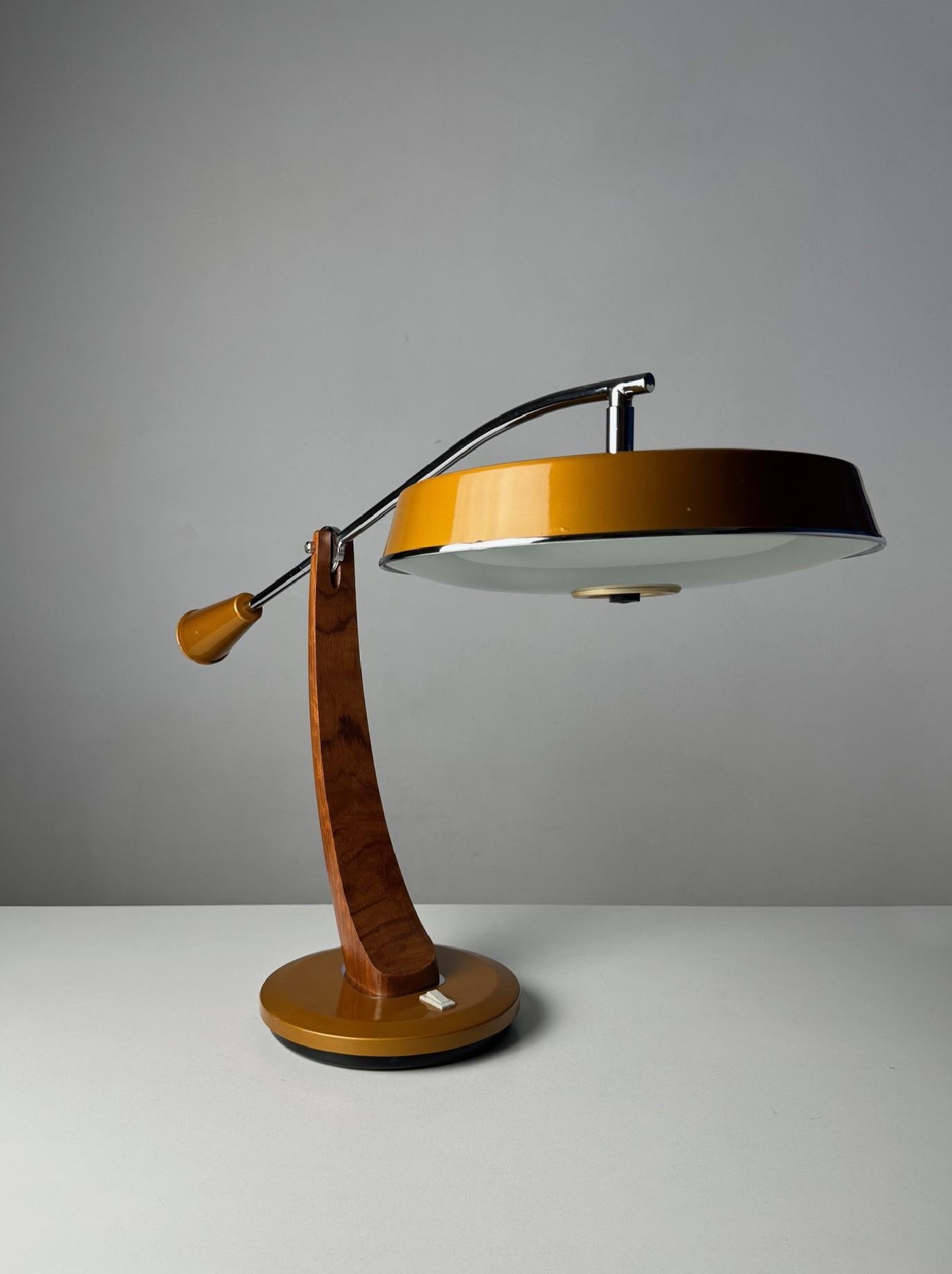 Fase Péndulo Golden Table Lamp, Designed by Luis Pérez de la Oliva and Pedro Martín for Fase España, 1970s

This Fase Péndulo golden table lamp is a remarkable piece of Spanish mid-century modern design, crafted in the 1970s by the talented