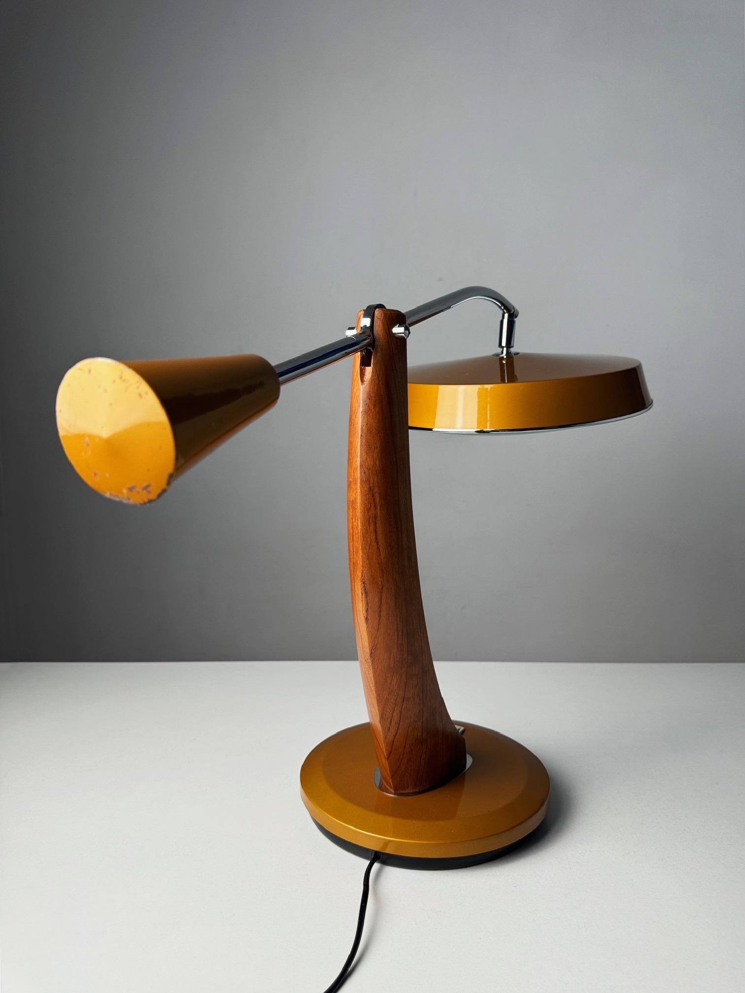 Fase Péndulo Golden Table Lamp by Luis Pérez de la Oliva and Pedro Martín 70's In Good Condition In BARCELONA, ES