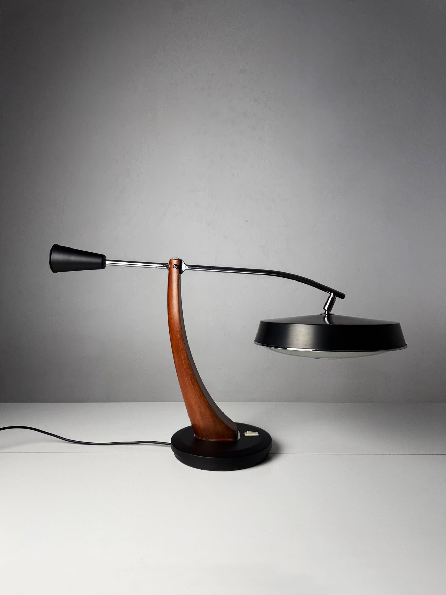 Lampe de table Fase Péndulo, conçue par Luis Pérez de la Oliva et Pedro Martín pour Fase España, années 1970

Cette lampe de table Fase Péndulo est une pièce remarquable du design moderne espagnol du milieu du siècle, créée dans les années 1970 par