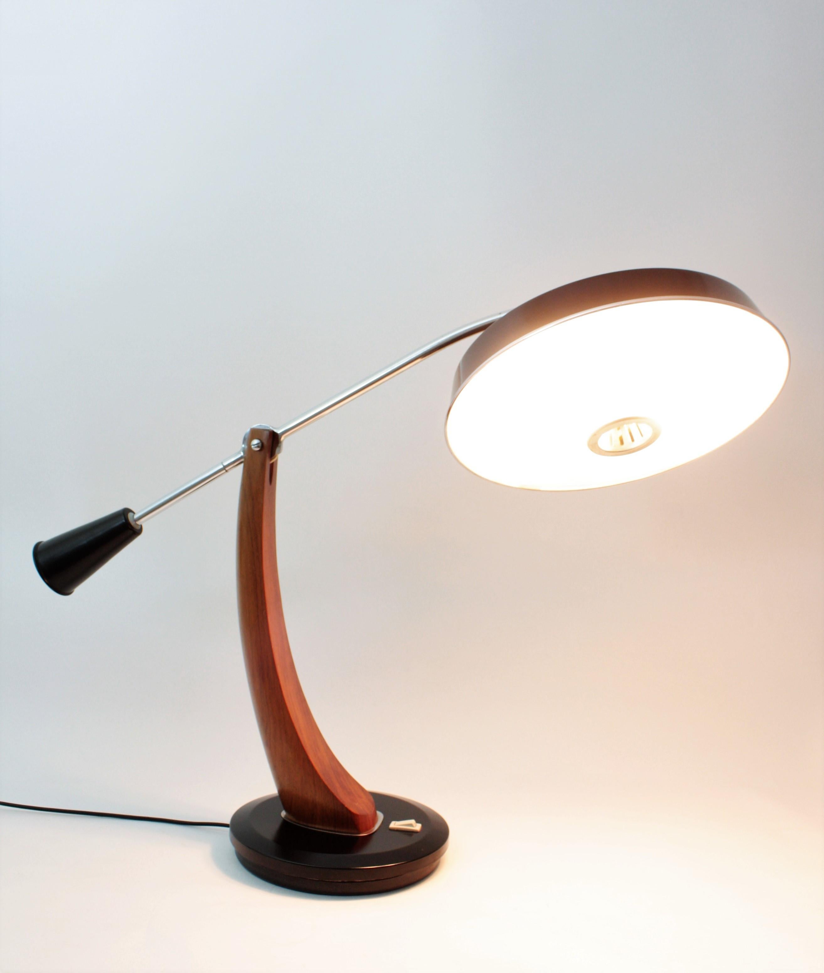 Fase President Pendulum Desk Lamp in Walnut and Black Lacquer In Good Condition In Barcelona, ES