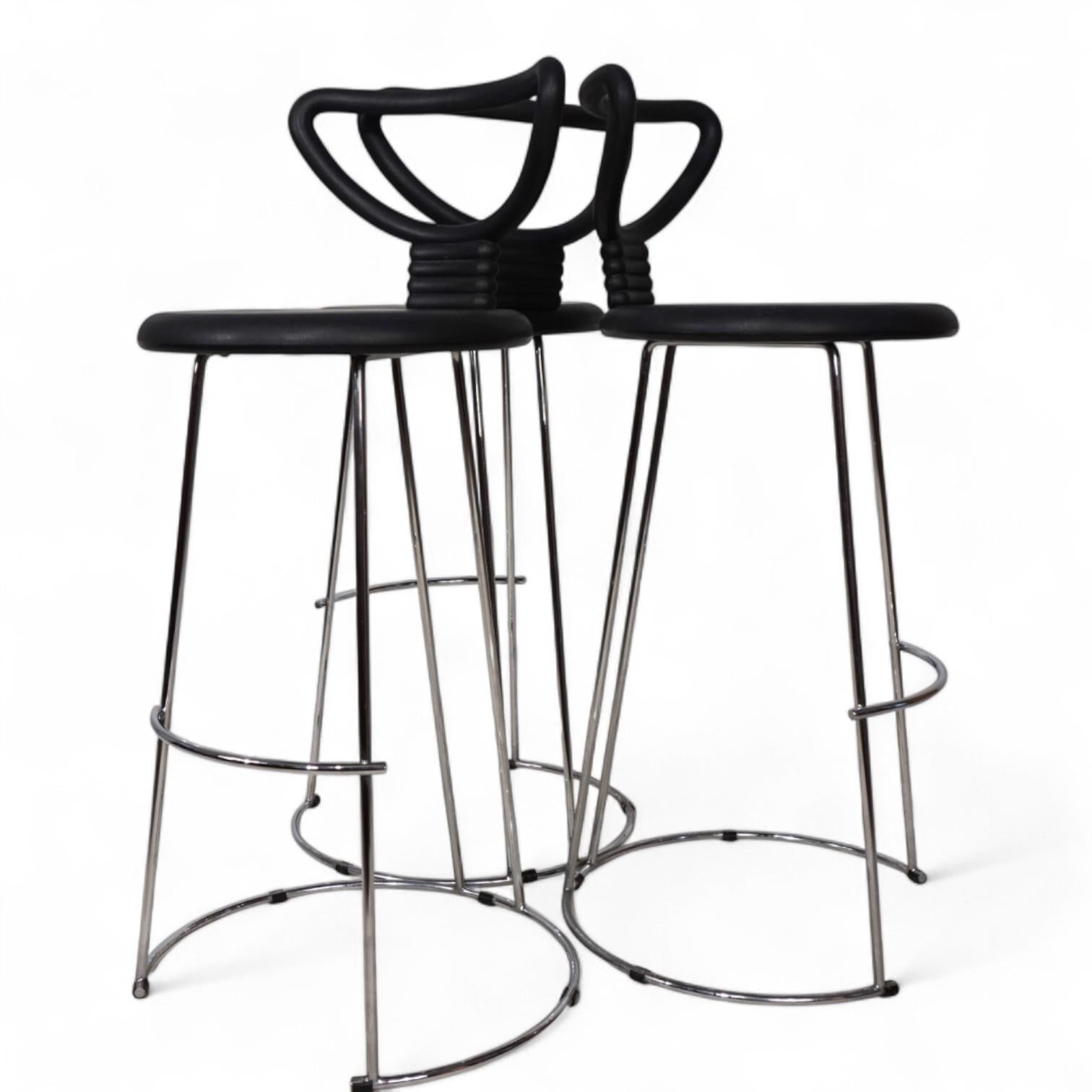 Cet ensemble de trois tabourets de bar postmodernes de Fasem Italia combine l'art du design italien des années 1990 avec une esthétique intemporelle et un savoir-faire de haute qualité. Conçus par le célèbre designer Nobu Tanigawa pour le fabricant