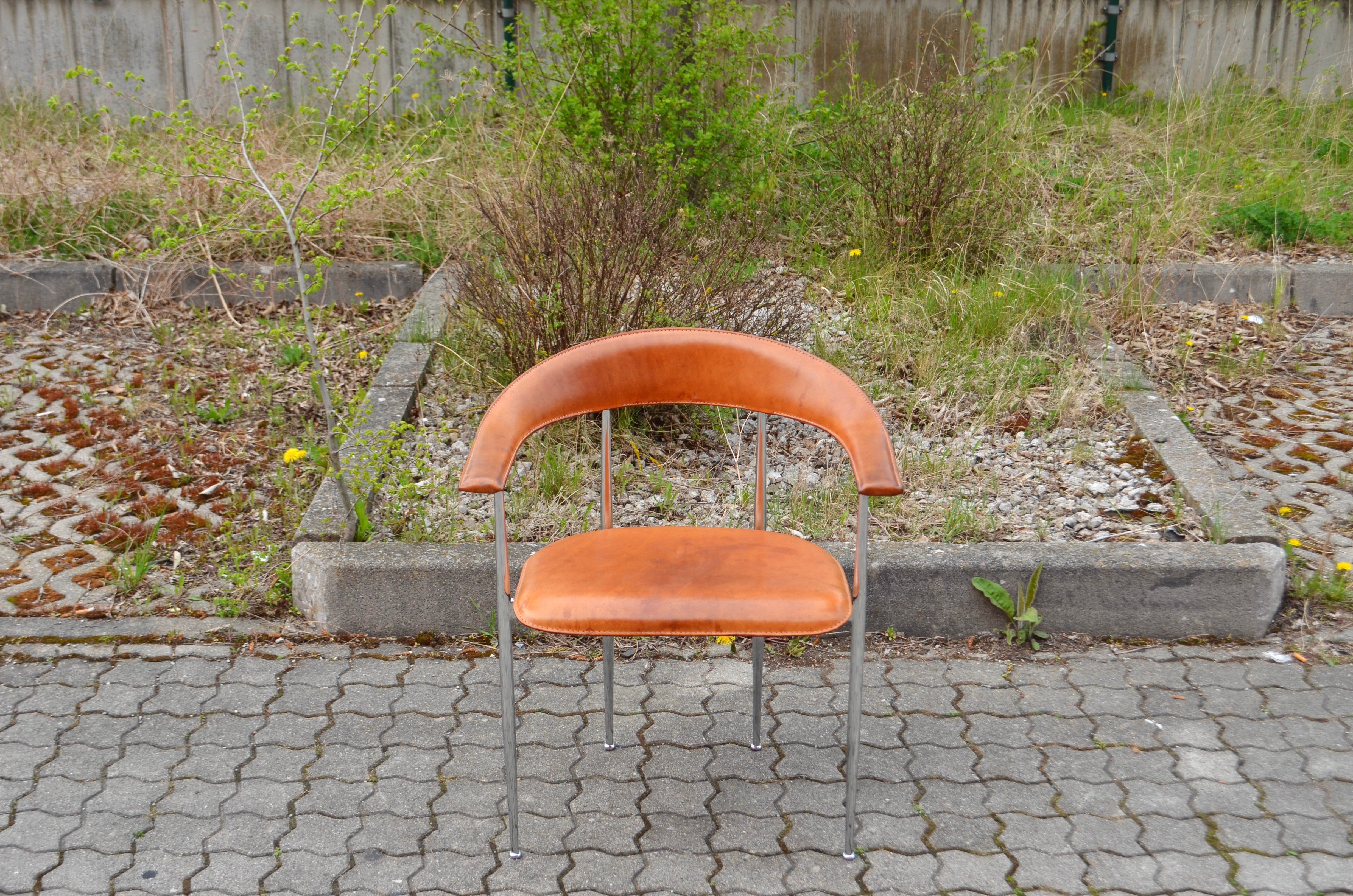Fauteuil vintage fauteuil rond par Gianfranco Gualtierotti Giancarlo Vegni pour Fasem Modell P40
Cette chaise ronde est un classique italien.
L'assise et le dossier sont légèrement paddés et recouverts de cuir végétal pleine fleur. Le dossier, qui