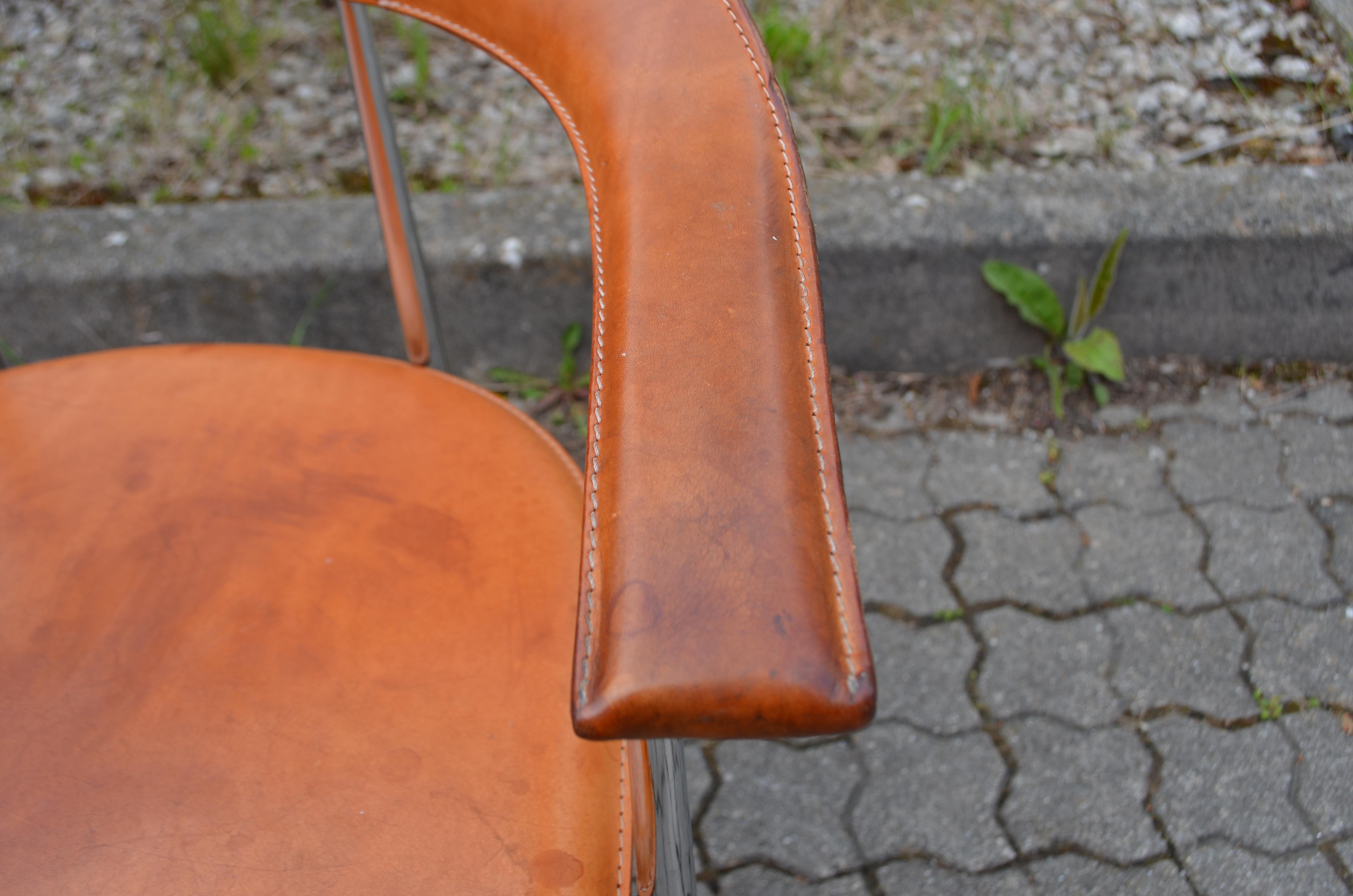 Cognacfarbener Vintage-Stuhl aus pflanzlichem Leder P40 von Vegni & Gualtierotti (Ende des 20. Jahrhunderts) im Angebot