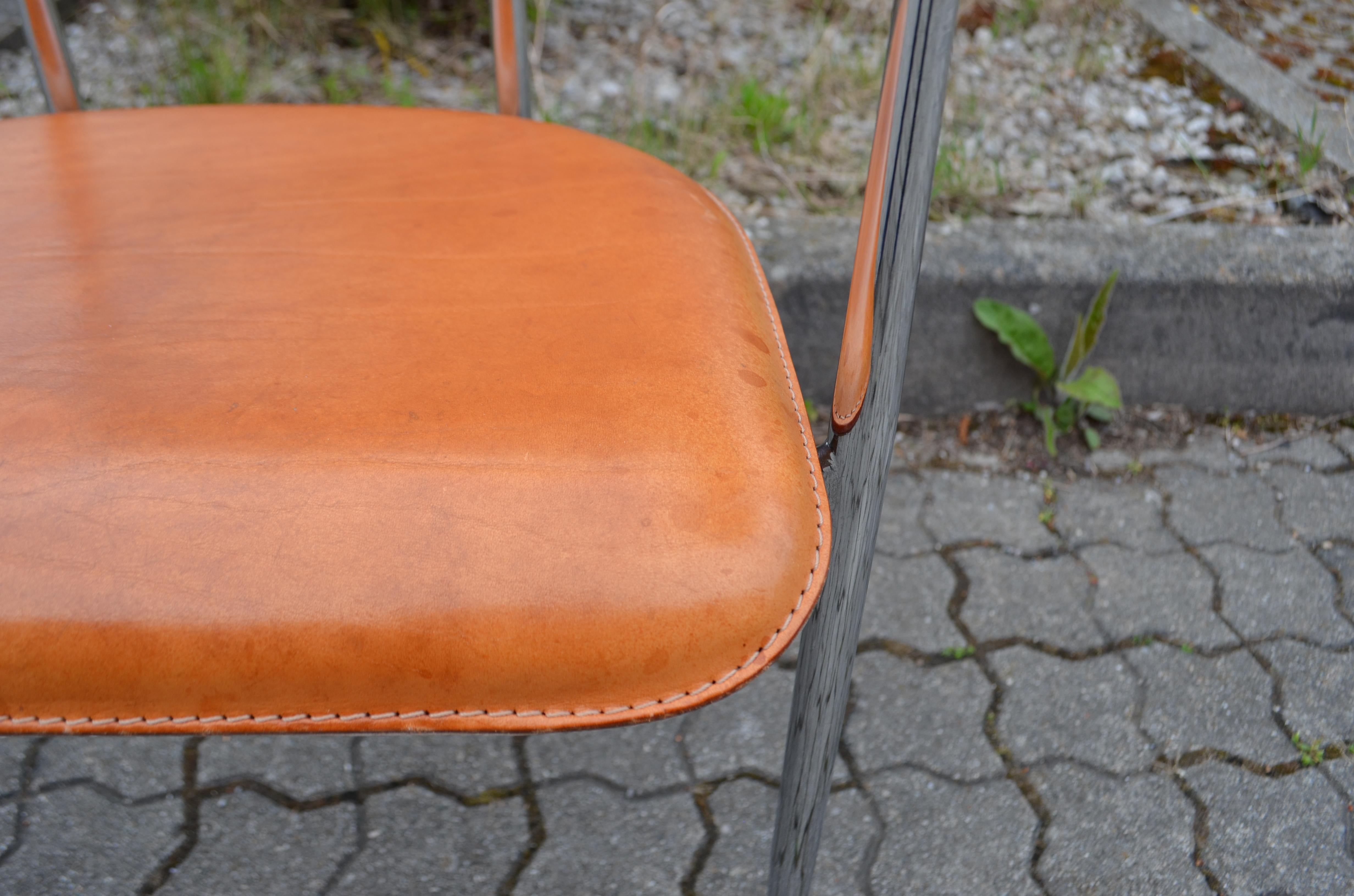 Cognacfarbener Vintage-Stuhl aus pflanzlichem Leder P40 von Vegni & Gualtierotti  (Stahl) im Angebot