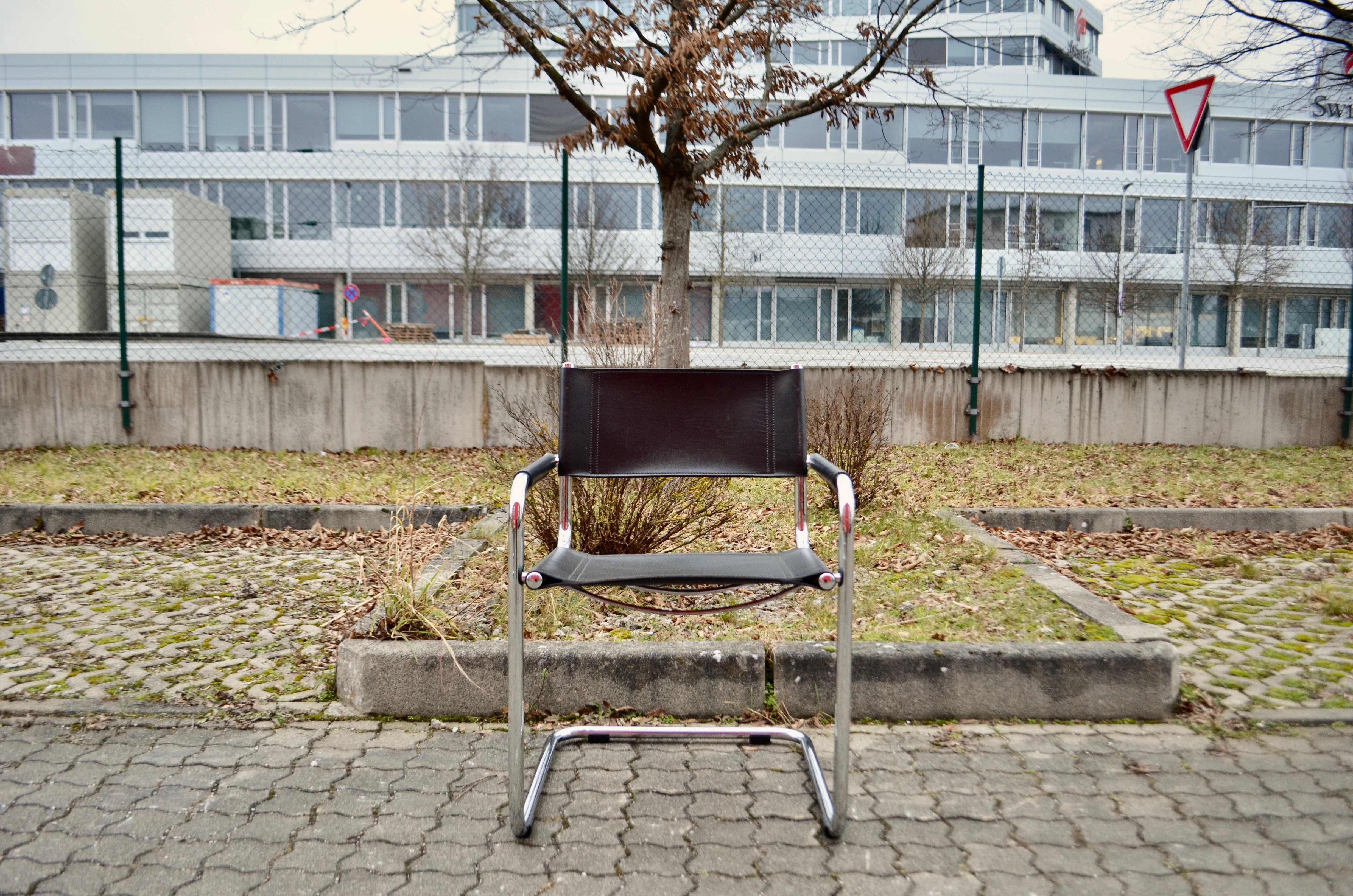 These Cantilever vintage chairs are Italian classics and produced by Fasem.
In the manner of Marcel Breuer this chairs are strongly inspired by the Bauhaus Movement.
It can be used in the office as well as dining chairs.
Thick saddle aniline