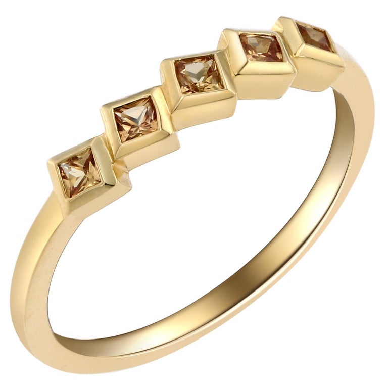 Fashion 18 Karat Yellow Gold and Yellow Sapphire Ring For Sale at 1stDibs