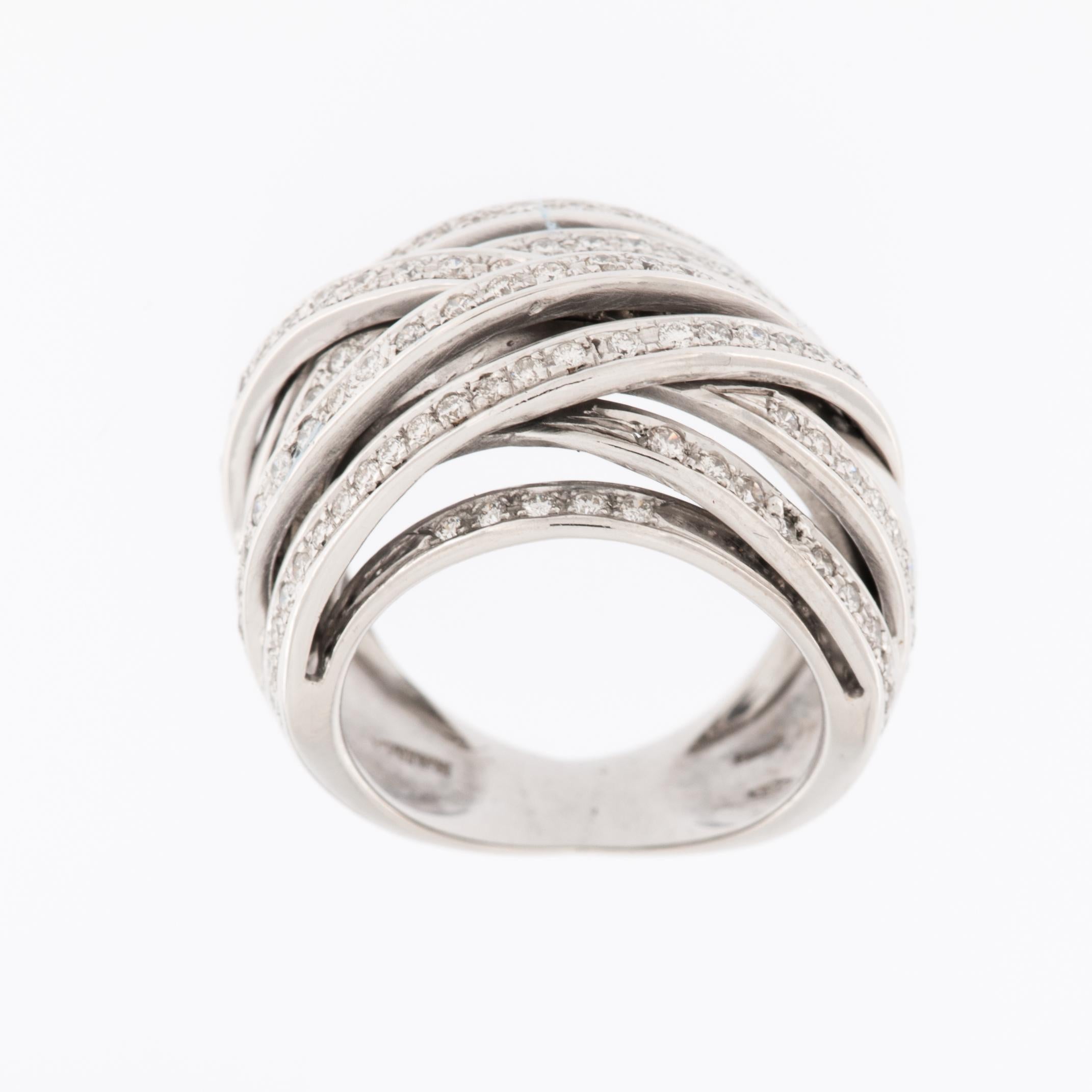 La bague italienne en or blanc 18kt avec diamants est un bijou luxueux et exquis qui illustre l'élégance et la sophistication. Fabriquée par RAIMA Gioielli Valenza - Italie, en or blanc 18 carats, cette bague présente un mélange étonnant de pureté