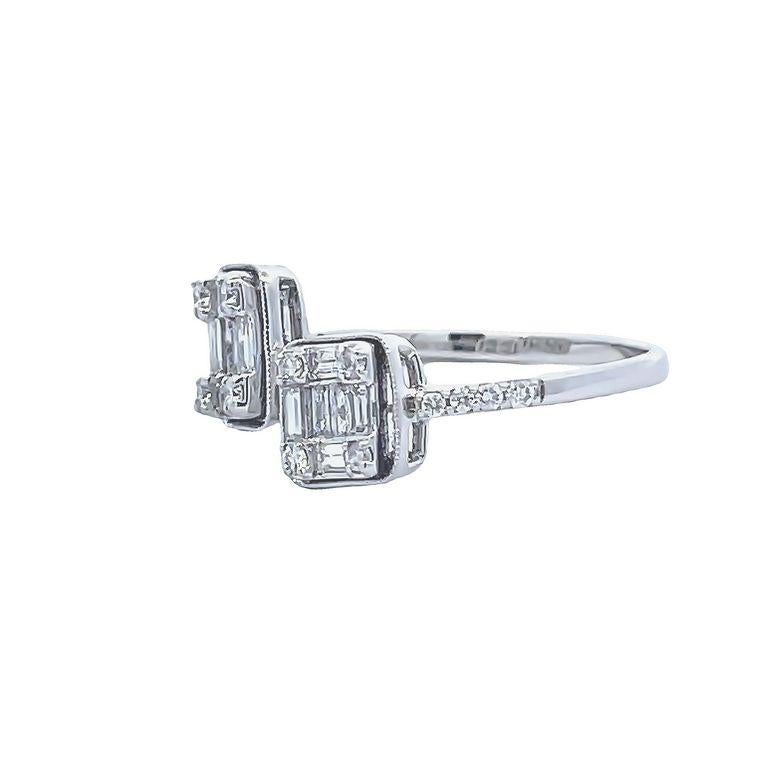Setzen Sie ein Zeichen mit unserem exquisiten Fashion Baguette and Round Diamond Ring, der mit insgesamt 0,6 Karat schillernden, hochwertigen Diamanten besetzt ist. Der Ring wurde fachmännisch aus 14 Karat Weißgold gefertigt und ist ein