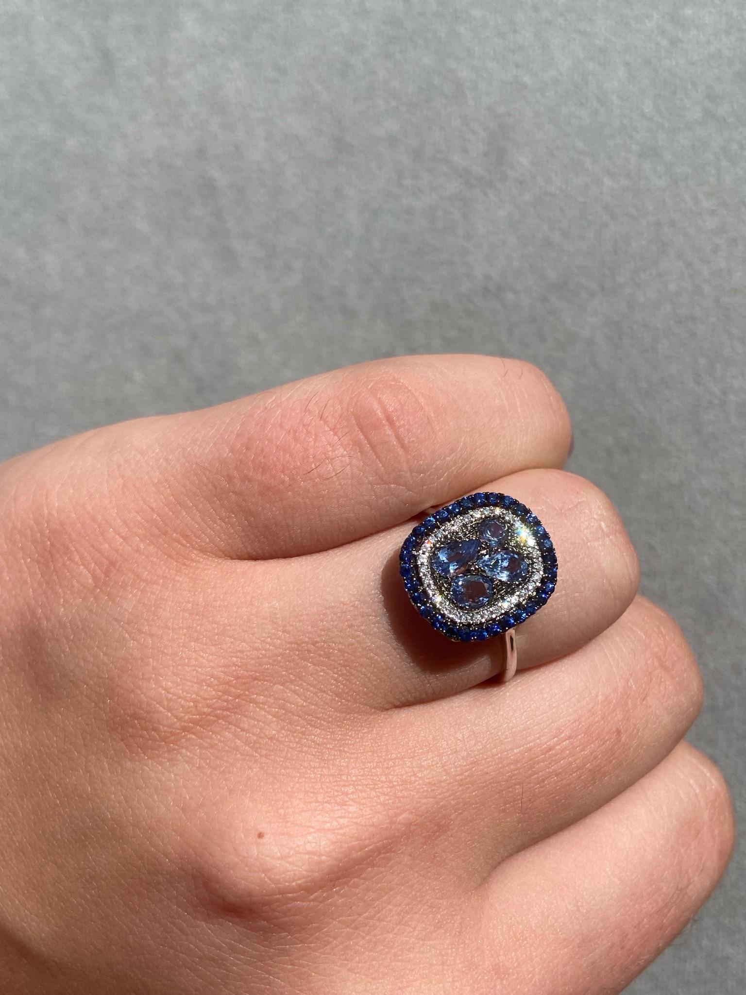 Im Angebot: Weißgold-Ring mit blauem Saphir und weißem Diamant für Sie () 9