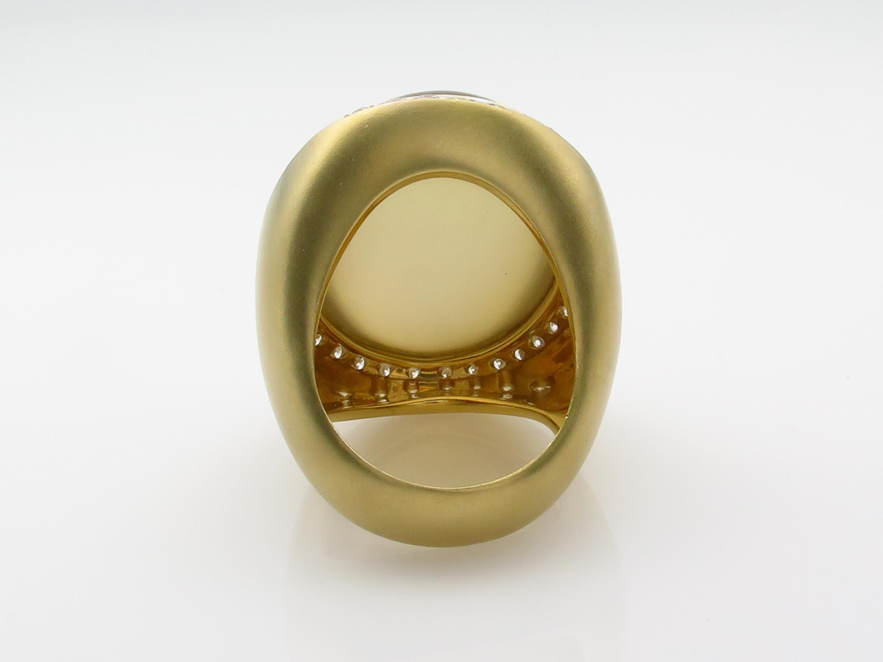 Fashion Cabochon Lemon Quartz Mother of Pearl Diamond 18 Karat Gold Estate Ring In Good Condition For Sale In New York, NY