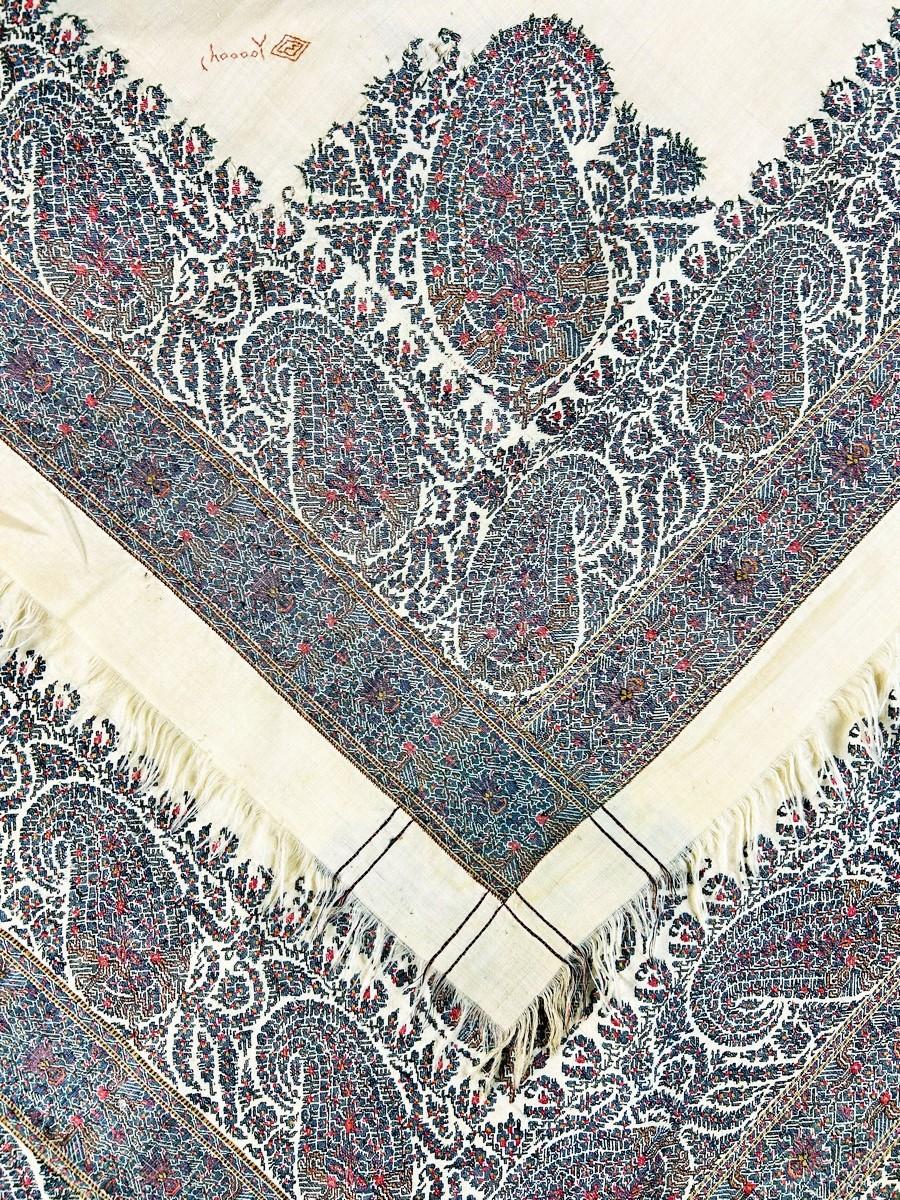 Circa 1820-1840
France

Magnifique châle français Fashion carré en laine cachemire Paisley tissé sur un métier Tire et datant de la période romantique. Appelé retournement en raison de l'inversion diagonale du tissu, permettant de plier les deux