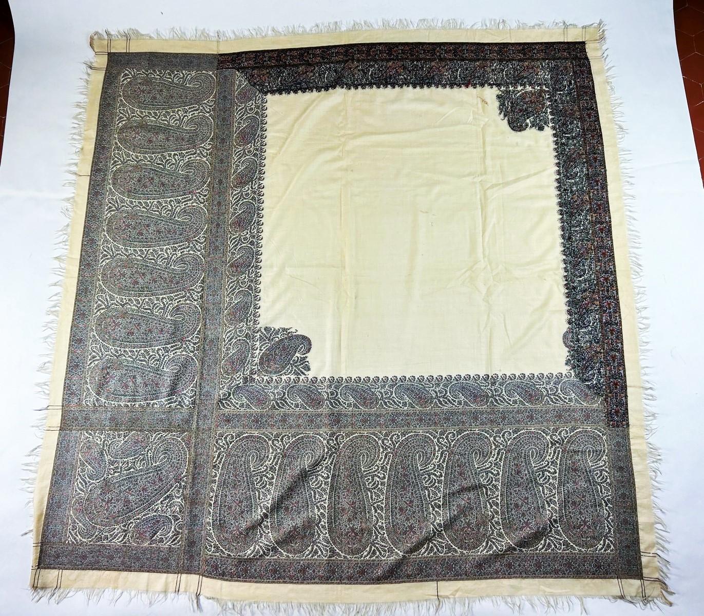 Gris Châle cachemire à motif cachemire avec centre en pashmina crème - France vers 1830 en vente
