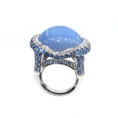 Bague vintage en or blanc 18 carats:: calcédoine:: saphir et diamant