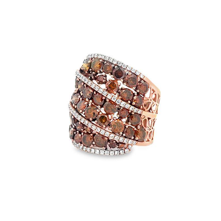 Dai un'occhiata a questo splendido anello di moda, un mix perfetto di maestria artistica e materiali di alta qualità. L'anello presenta una fascia in oro rosa 18 carati con dieci file di splendidi diamanti, che creano un design unico e accattivante.