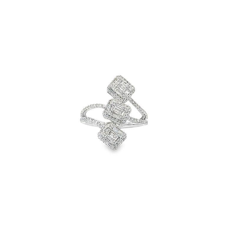Wir stellen Ihnen unseren neuesten Modering vor, der mit einer einzigartigen Mischung von Diamantformen geschmückt ist. Das Design besteht aus einem dreireihigen Band, wobei jede Reihe runde und Baguette-Diamanten mit einem Gesamtkarat von 0.96