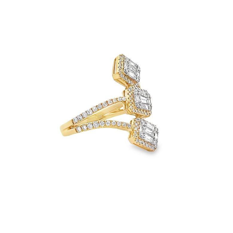 Voici notre dernière bague de mode, ornée d'un mélange unique de formes de diamants. Le design consiste en un anneau à trois rangs, chaque rang contenant des diamants ronds et baguettes d'un carat total de 0.96. Ces diamants sont de couleur G et de