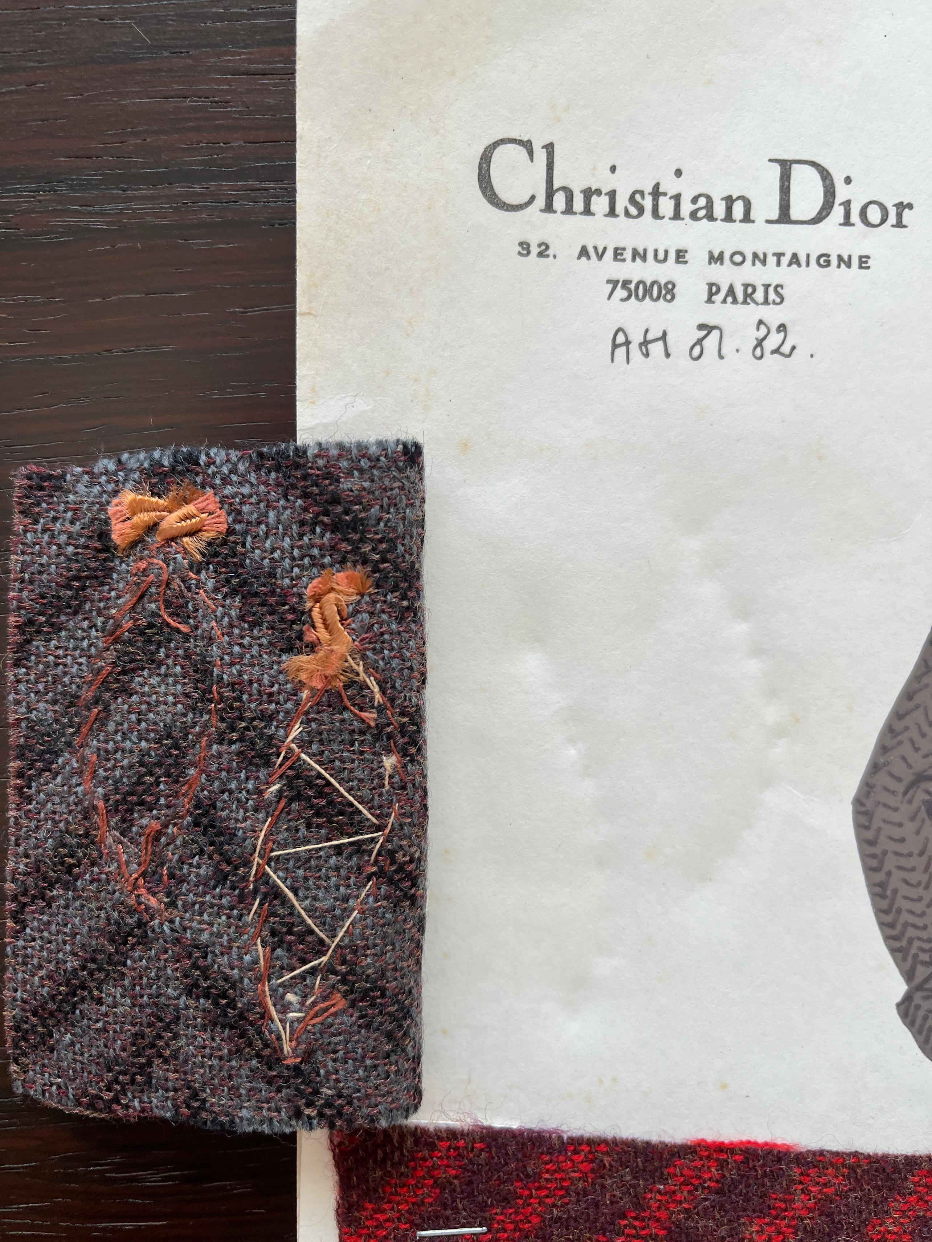 Plaque de mode rehaussée à la gouache, avec échantillon de tissu de robe de la Maison Christian Dior, 1981-82.
Inscription manuscrite : 